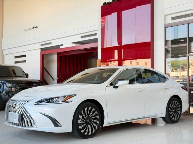2023 Lexus 小改款 ES200 豪華版 一手車 原廠保養 保固中 超低里程僅跑兩萬八 選配電子後視鏡 環景  第3張相片