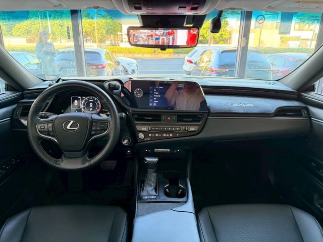 2023 Lexus 小改款 ES200 豪華版 一手車 原廠保養 保固中 超低里程僅跑兩萬八 選配電子後視鏡 環景  第14張相片