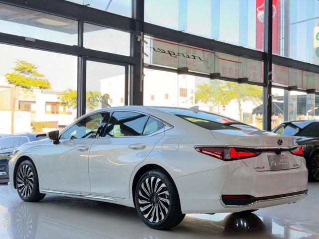2023 Lexus 小改款 ES200 豪華版 一手車 原廠保養 保固中 超低里程僅跑兩萬八 選配電子後視鏡 環景  第16張相片
