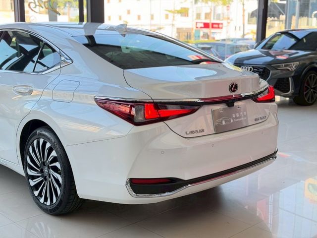 2023 Lexus 小改款 ES200 豪華版 一手車 原廠保養 保固中 超低里程僅跑兩萬八 選配電子後視鏡 環景  第17張相片