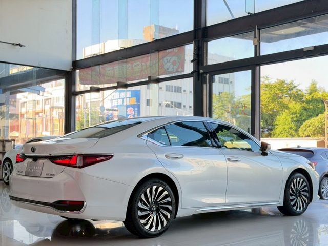 2023 Lexus 小改款 ES200 豪華版 一手車 原廠保養 保固中 超低里程僅跑兩萬八 選配電子後視鏡 環景  第18張相片