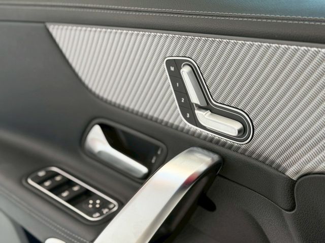 24 年式 M-Benz 小改款 CLA200 SB 一手車 原廠保養 原廠保固中 超低里程僅跑一萬五  第5張相片