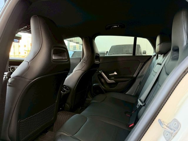 24 年式 M-Benz 小改款 CLA200 SB 一手車 原廠保養 原廠保固中 超低里程僅跑一萬五  第15張相片