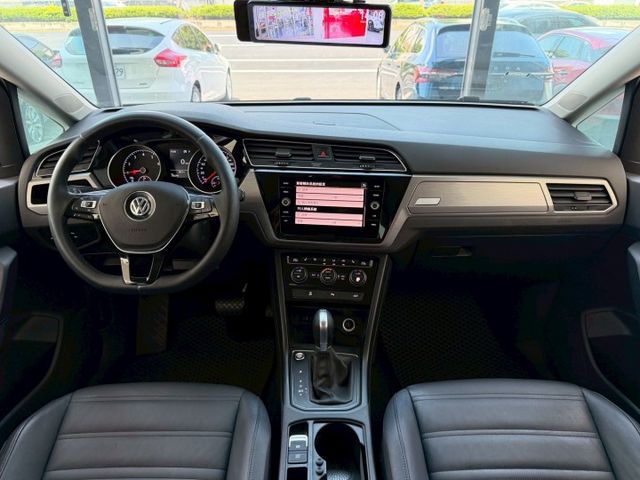 19 年式 Volkswagen Touran 280 TSI Comfortline 一手車 里程僅跑十萬  第13張相片