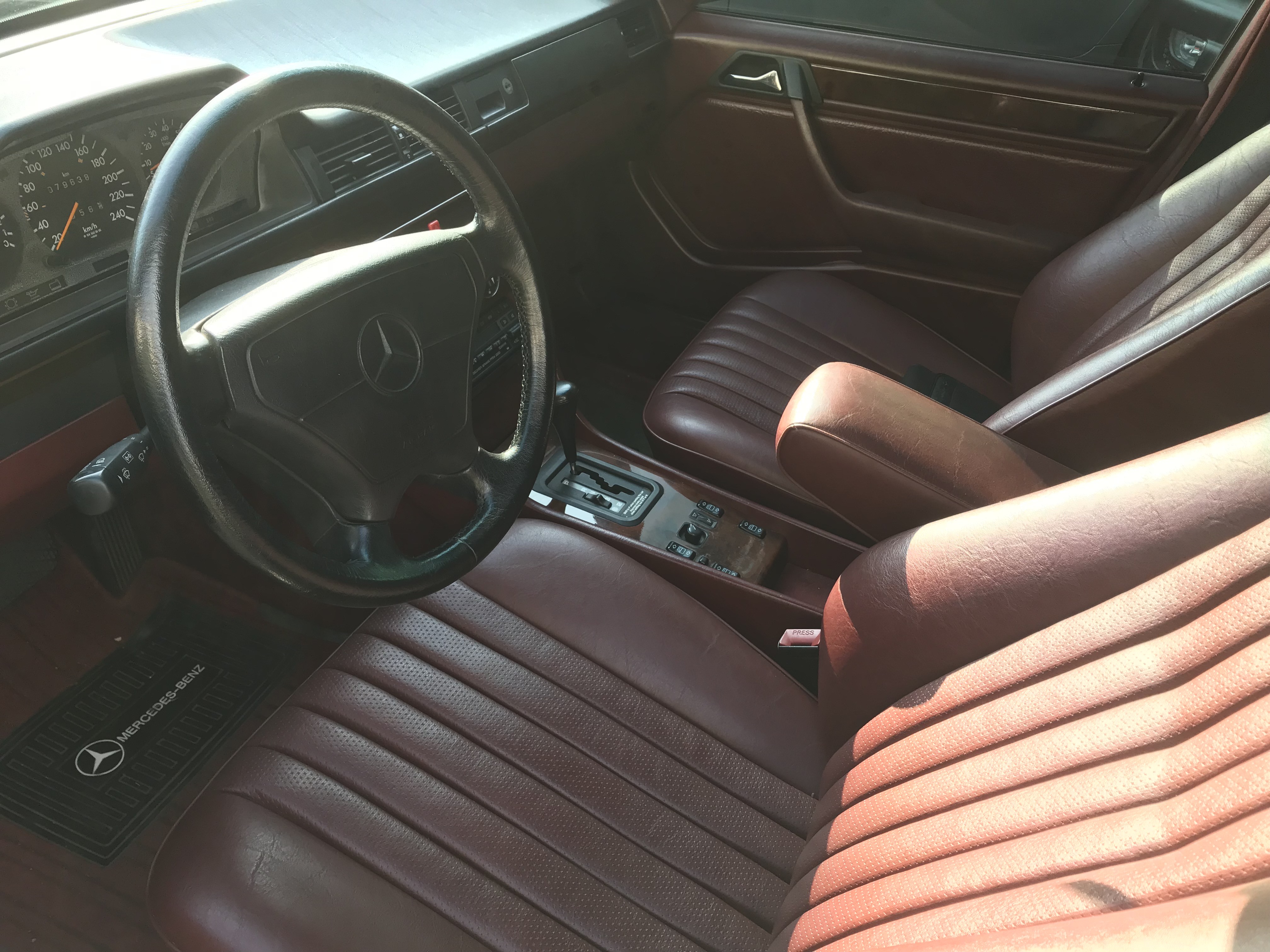 電噴 W124 220E 2.2 1992 M-Benz 賓士 紅水黑大扮 #僅跑7萬 #紅內裝 #經典車 #車庫車 #稅金省 #機械式構造毛病少 ☎服務專線:0９0-558-999 黃文遠  第3張相片