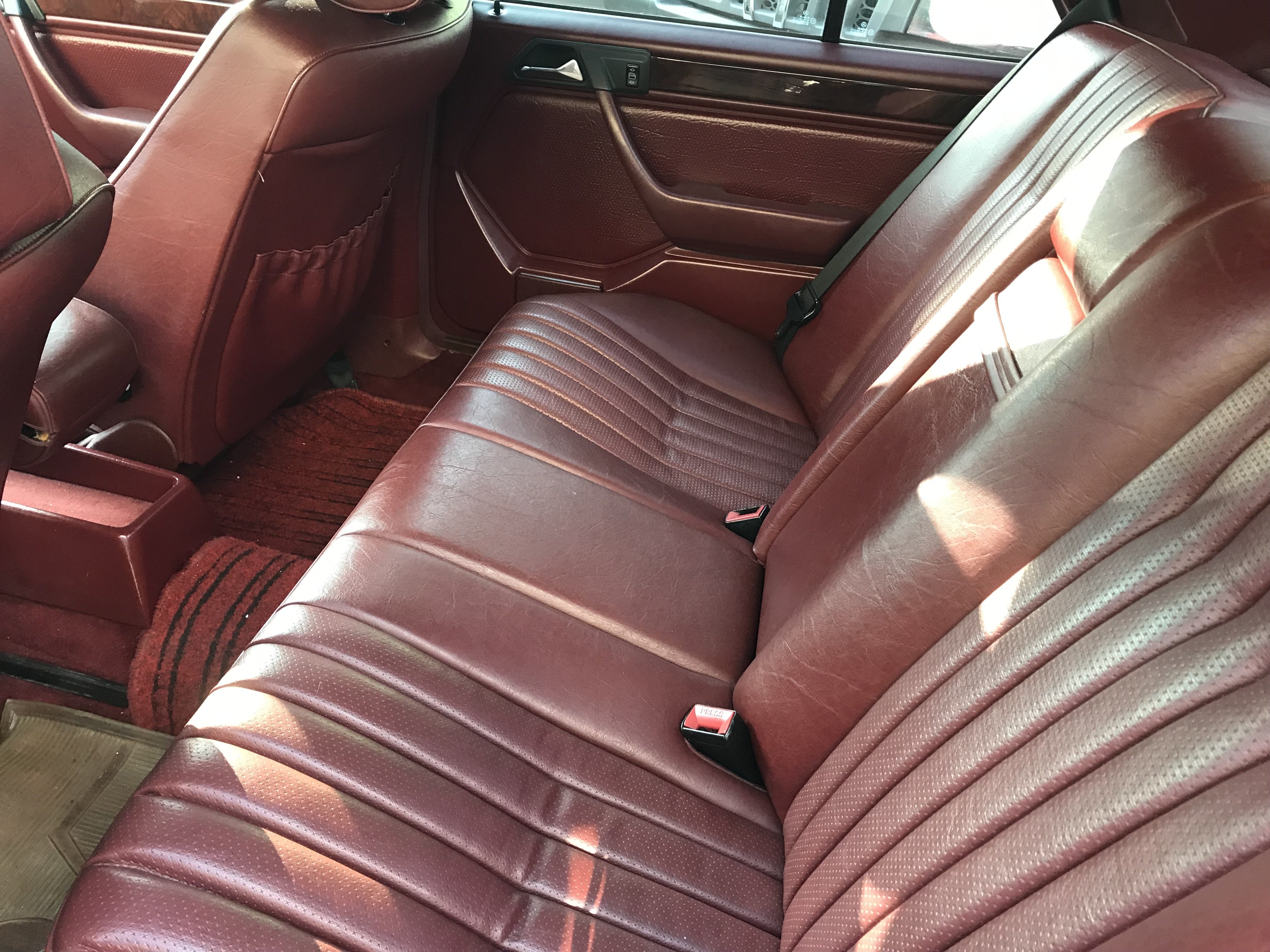 電噴 W124 220E 2.2 1992 M-Benz 賓士 紅水黑大扮 #僅跑7萬 #紅內裝 #經典車 #車庫車 #稅金省 #機械式構造毛病少 ☎服務專線:0９0-558-999 黃文遠  第4張相片
