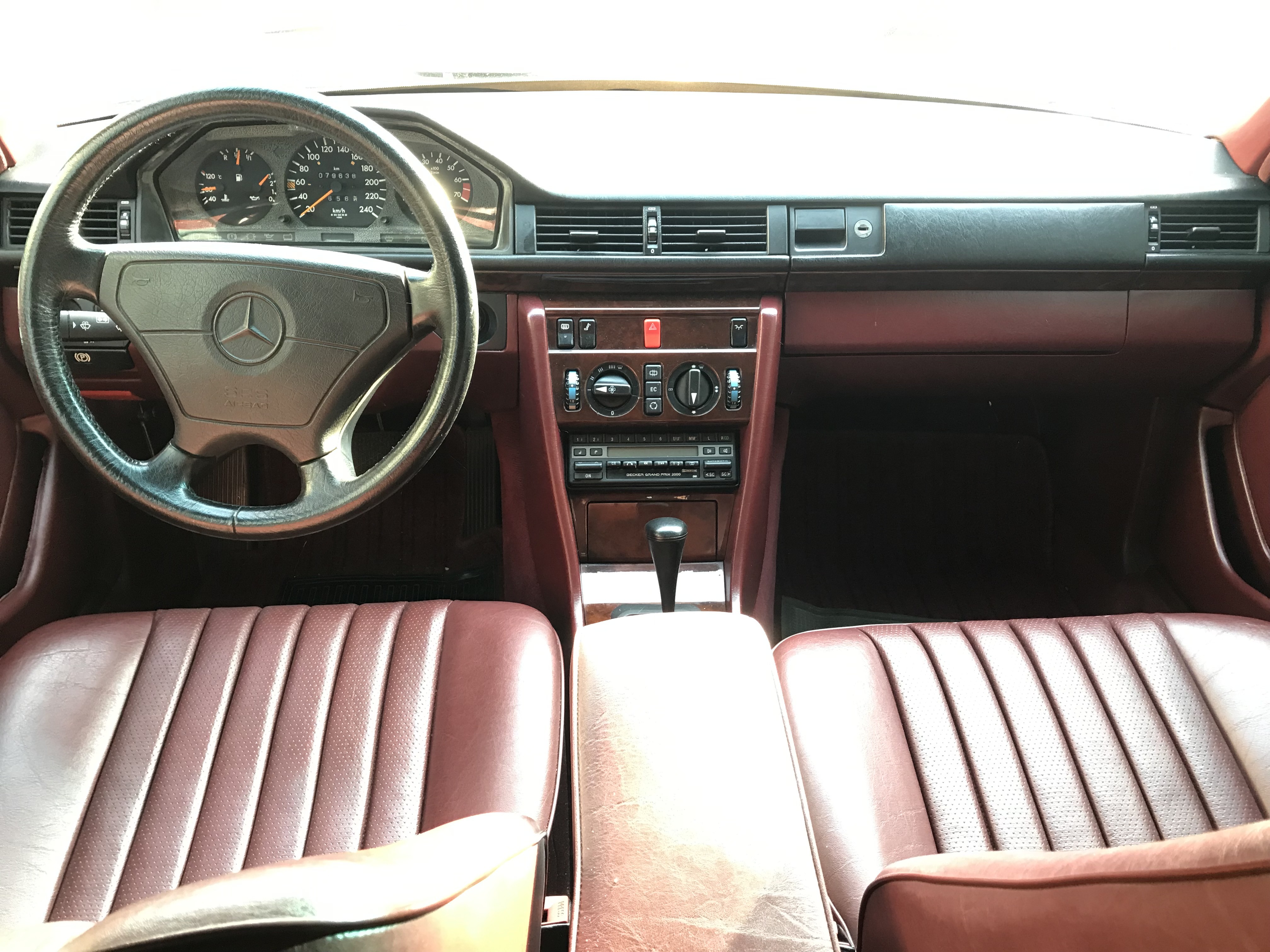 電噴 W124 220E 2.2 1992 M-Benz 賓士 紅水黑大扮 #僅跑7萬 #紅內裝 #經典車 #車庫車 #稅金省 #機械式構造毛病少 ☎服務專線:0９0-558-999 黃文遠  第5張相片