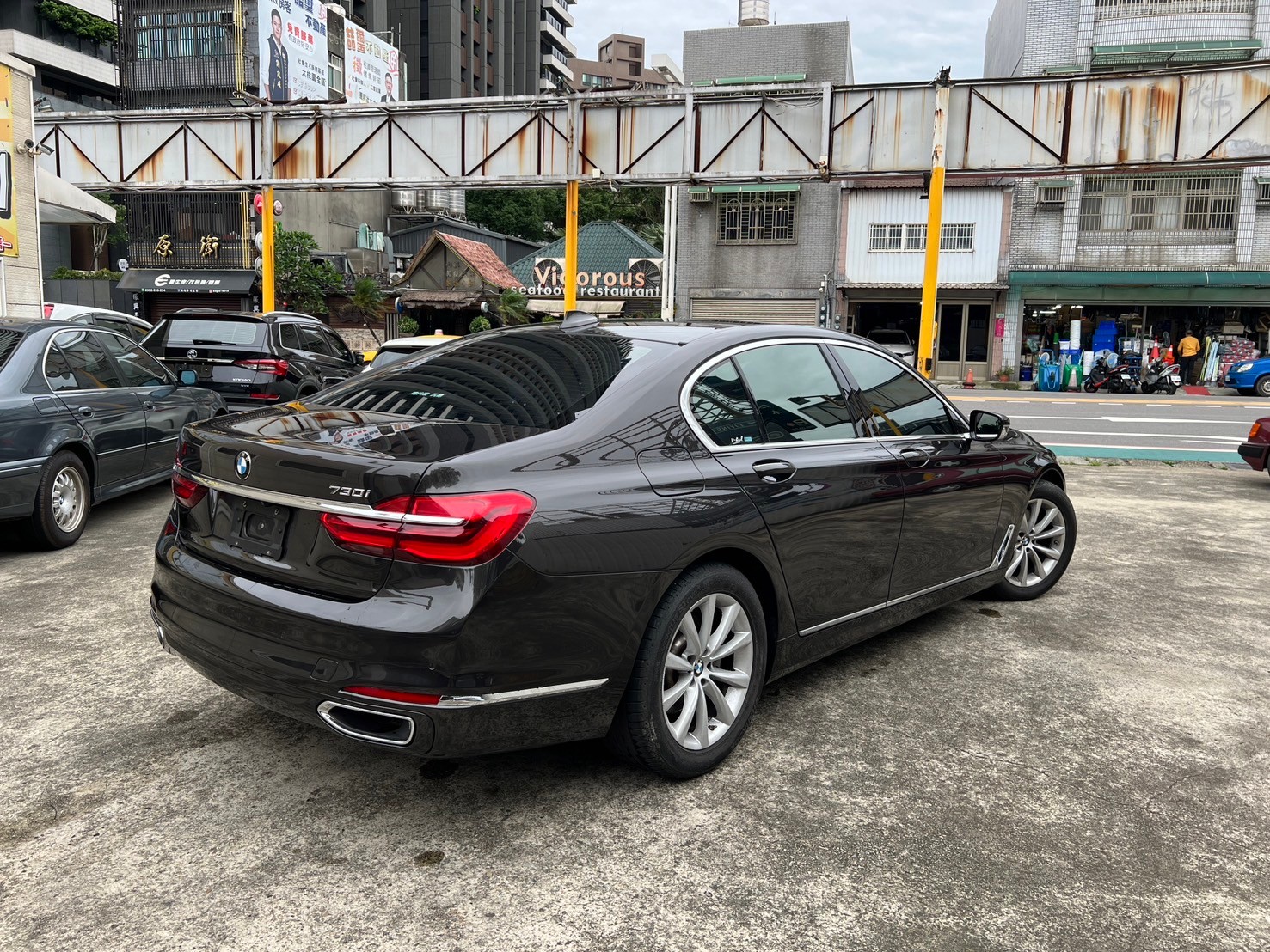 2017 BMW 7-Series 730i 2.0 #一手車 #原鈑件 #自駕老闆座騎 #豪華旗艦房車 ☎服務專線:0９80-558-999 LINE ID:Used-Cars 黃文遠  第2張相片