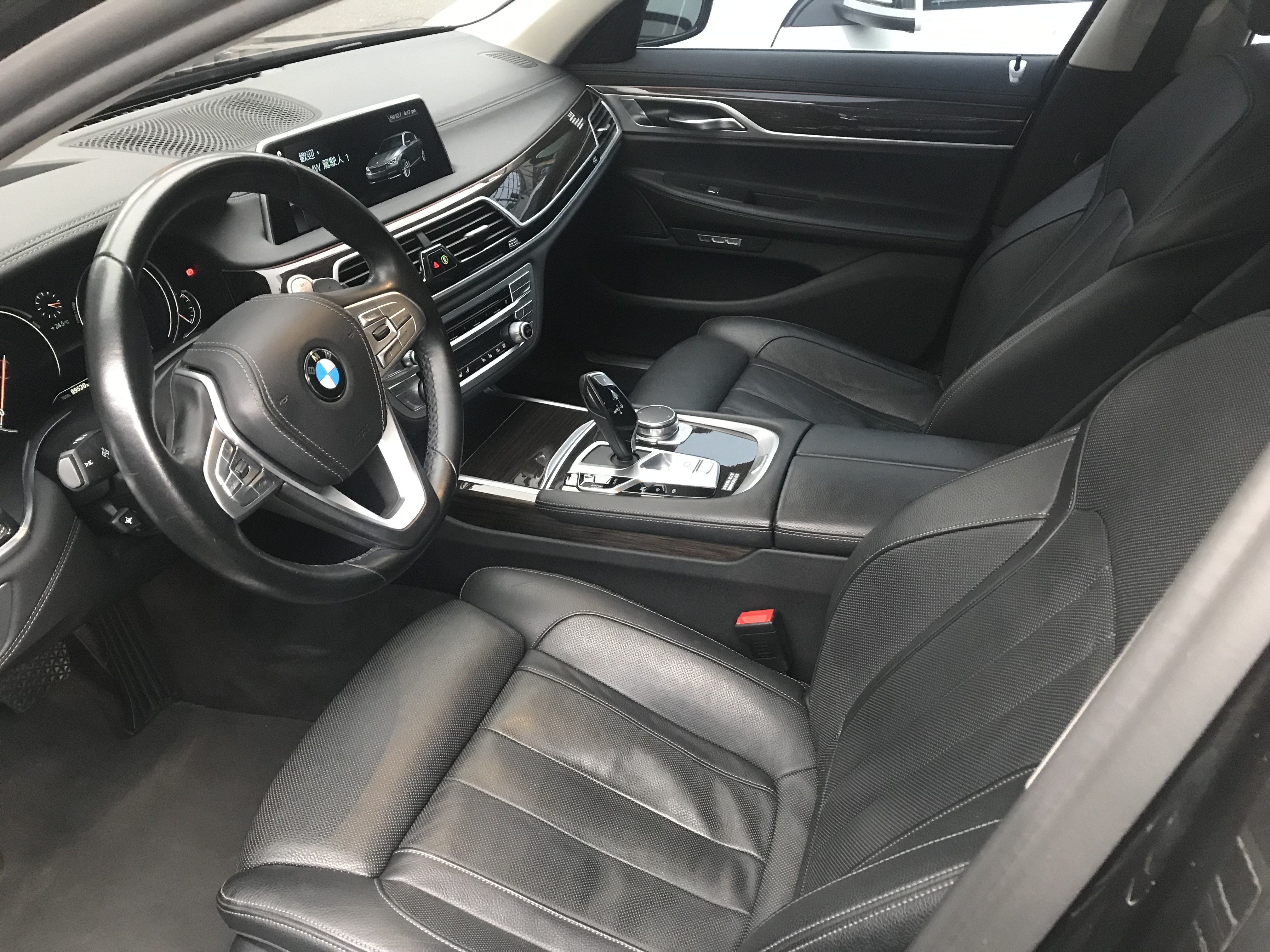 2017 BMW 7-Series 730i 2.0 #一手車 #原鈑件 #自駕老闆座騎 #豪華旗艦房車 ☎服務專線:0９80-558-999 LINE ID:Used-Cars 黃文遠  第3張相片