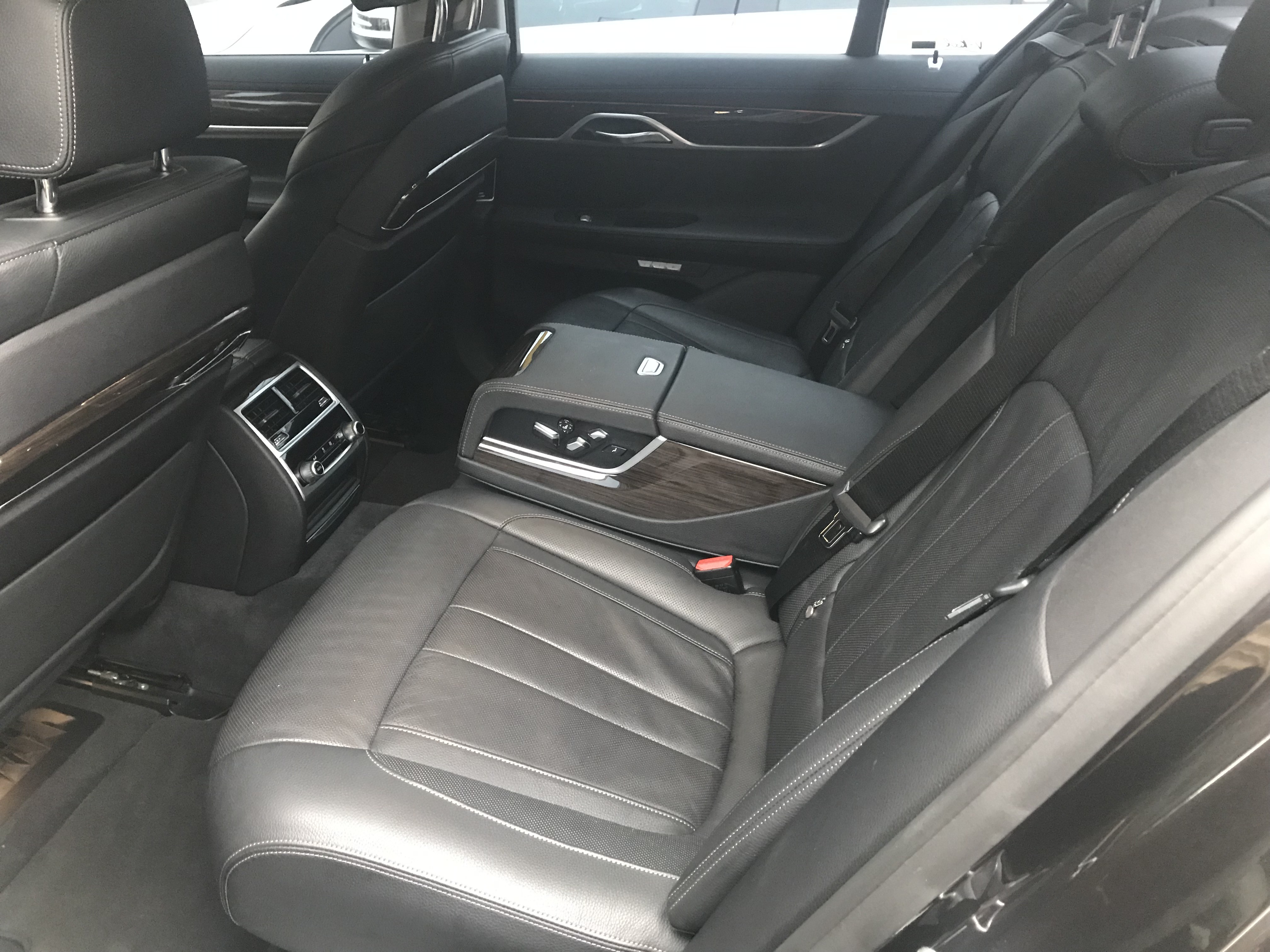 2017 BMW 7-Series 730i 2.0 #一手車 #原鈑件 #自駕老闆座騎 #豪華旗艦房車 ☎服務專線:0９80-558-999 LINE ID:Used-Cars 黃文遠  第4張相片
