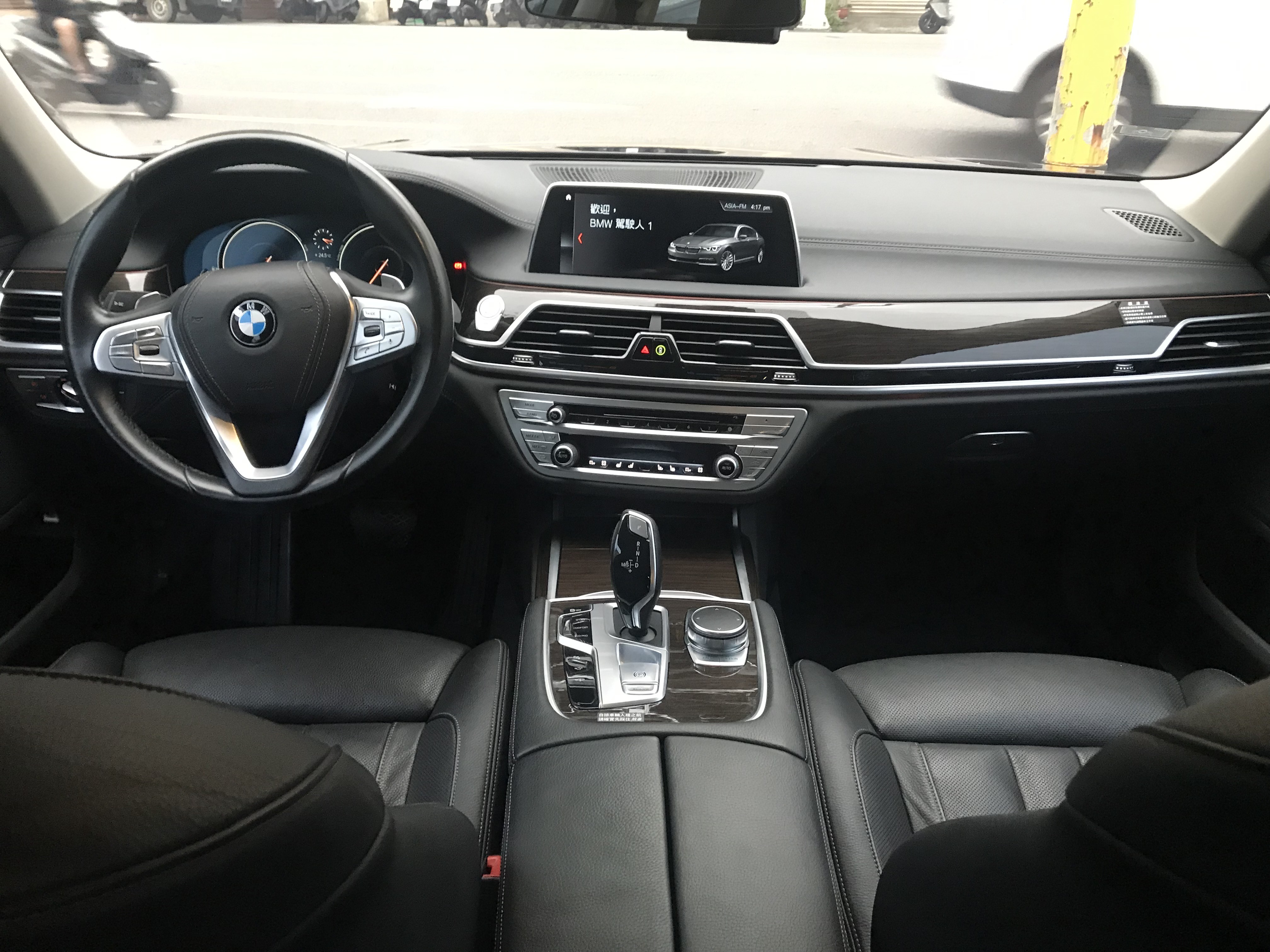 2017 BMW 7-Series 730i 2.0 #一手車 #原鈑件 #自駕老闆座騎 #豪華旗艦房車 ☎服務專線:0９80-558-999 LINE ID:Used-Cars 黃文遠  第5張相片