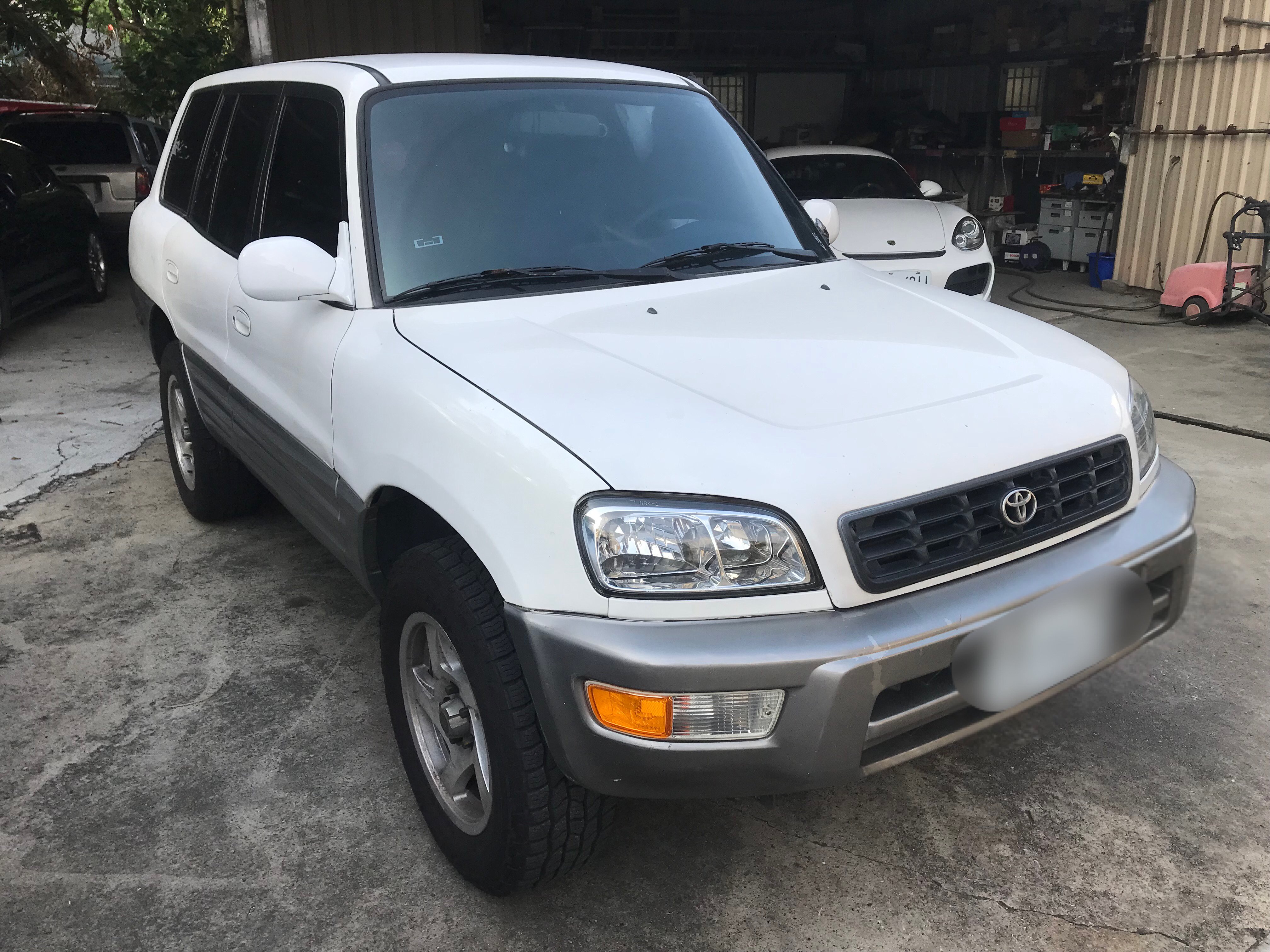 1998年式 TOYOTA RAV4 1代 2.0 AWD 全時四輪驅動 日本原裝進口 COOPER AT胎王 AT3 4S  幾乎全新 215/70/R16 輪胎 服務專線:0９80-558-999 黃文遠  第1張相片