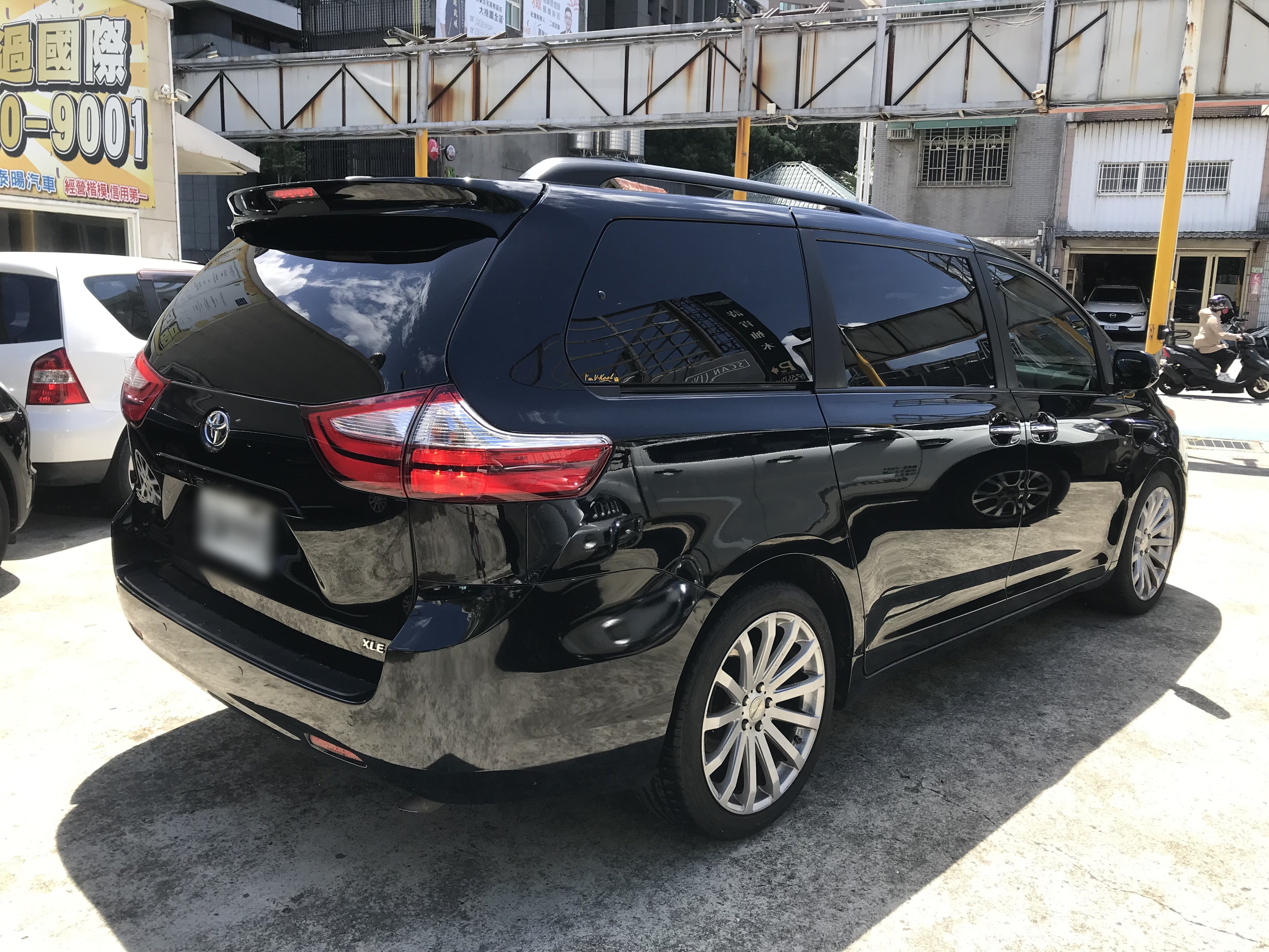 2016年式 TOYOTA Sienna XLE 8人座 空間大超舒適 #一手車 #僅跑6萬 #原鈑件 #車庫車 ☎服務專線:0９80-558-999 LINE ID:Used-Cars 黃文遠  第2張相片