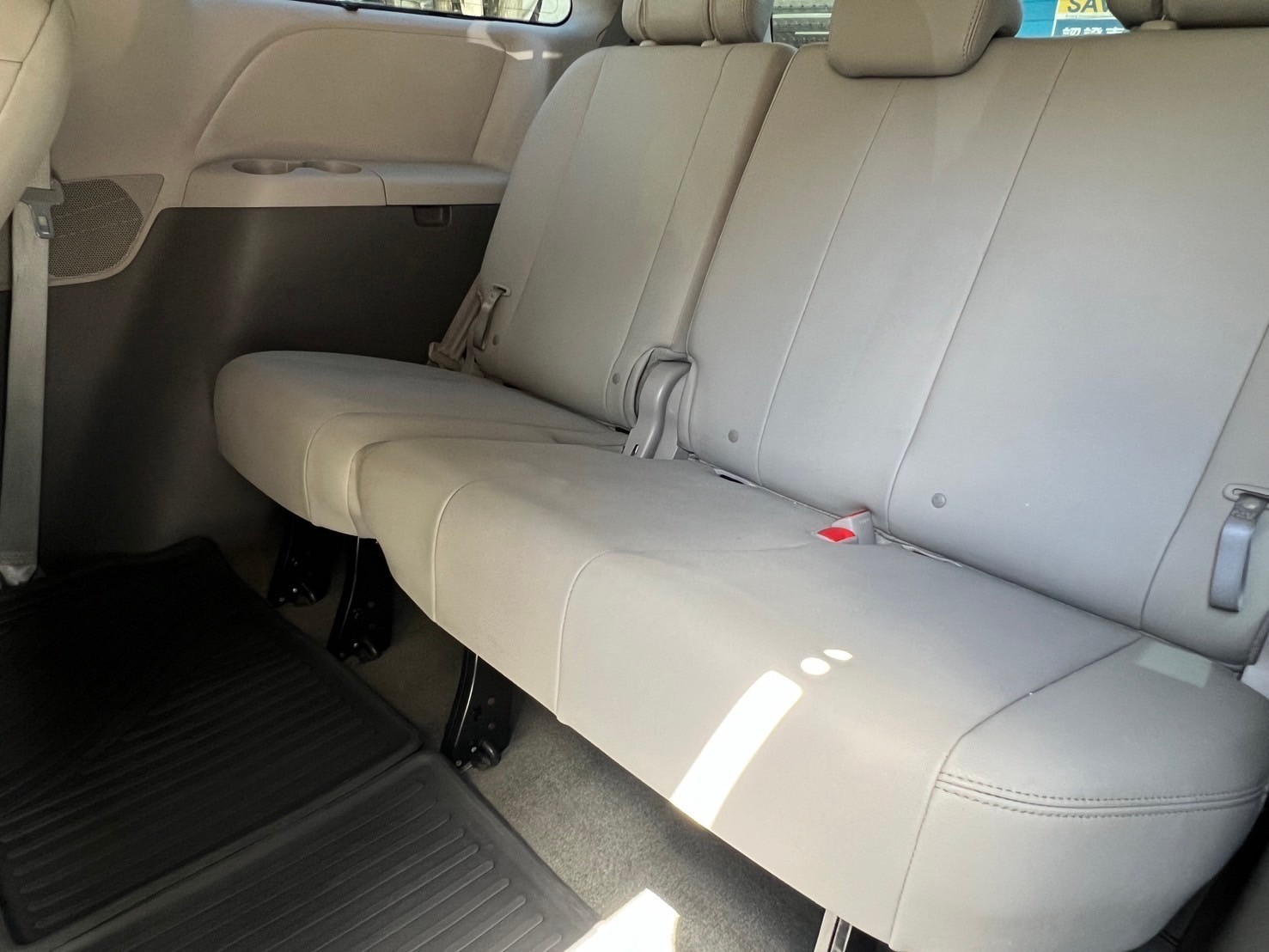 2016年式 TOYOTA Sienna XLE 8人座 空間大超舒適 #一手車 #僅跑6萬 #原鈑件 #車庫車 ☎服務專線:0９80-558-999 LINE ID:Used-Cars 黃文遠  第5張相片