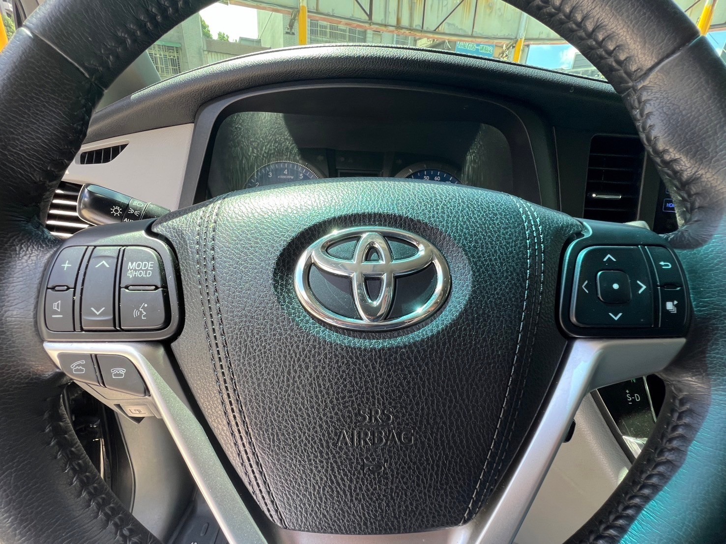 2016年式 TOYOTA Sienna XLE 8人座 空間大超舒適 #一手車 #僅跑6萬 #原鈑件 #車庫車 ☎服務專線:0９80-558-999 LINE ID:Used-Cars 黃文遠  第6張相片