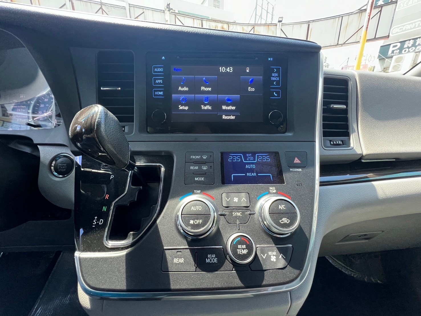 2016年式 TOYOTA Sienna XLE 8人座 空間大超舒適 #一手車 #僅跑6萬 #原鈑件 #車庫車 ☎服務專線:0９80-558-999 LINE ID:Used-Cars 黃文遠  第7張相片