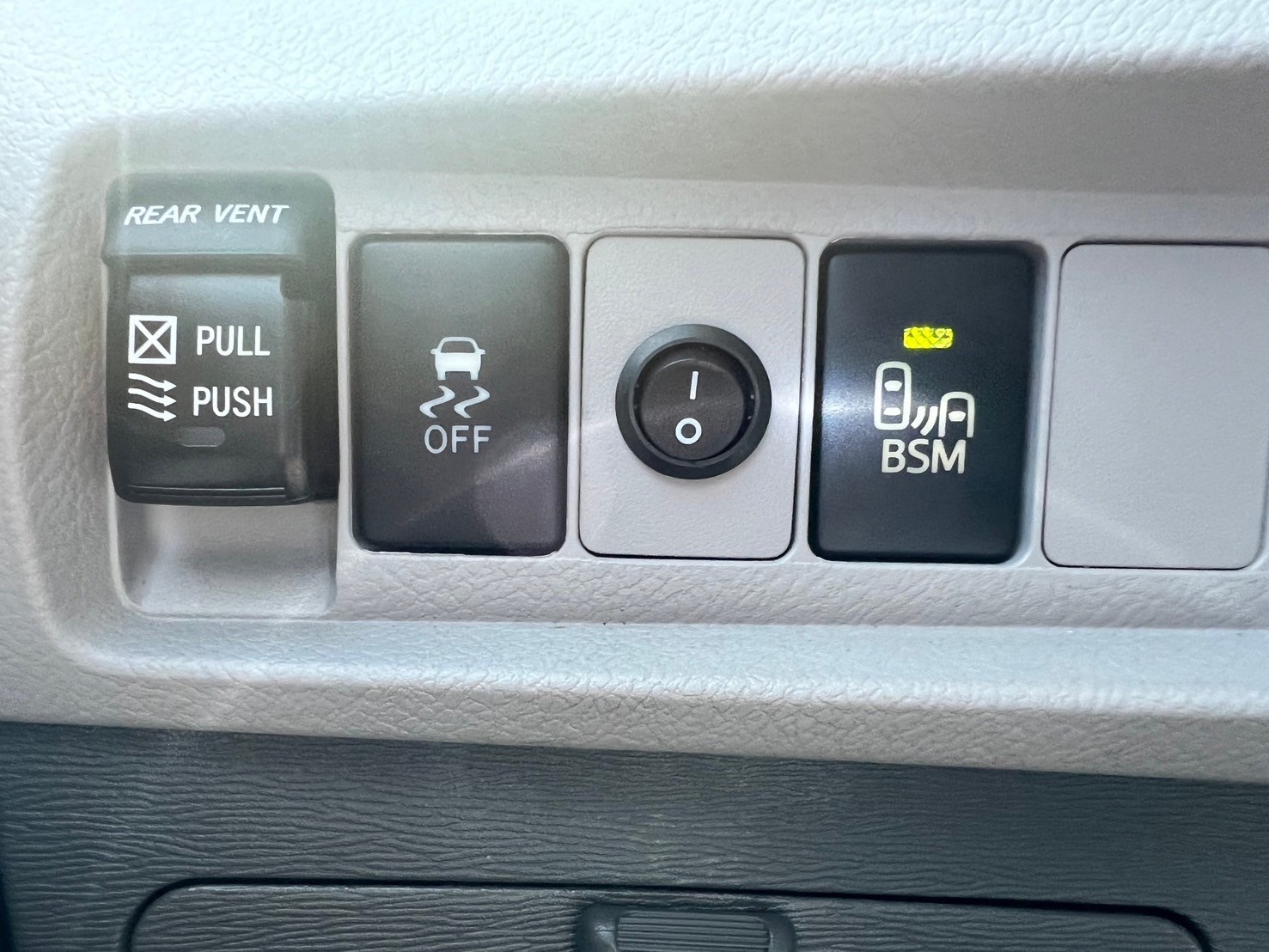2016年式 TOYOTA Sienna XLE 8人座 空間大超舒適 #一手車 #僅跑6萬 #原鈑件 #車庫車 ☎服務專線:0９80-558-999 LINE ID:Used-Cars 黃文遠  第8張相片