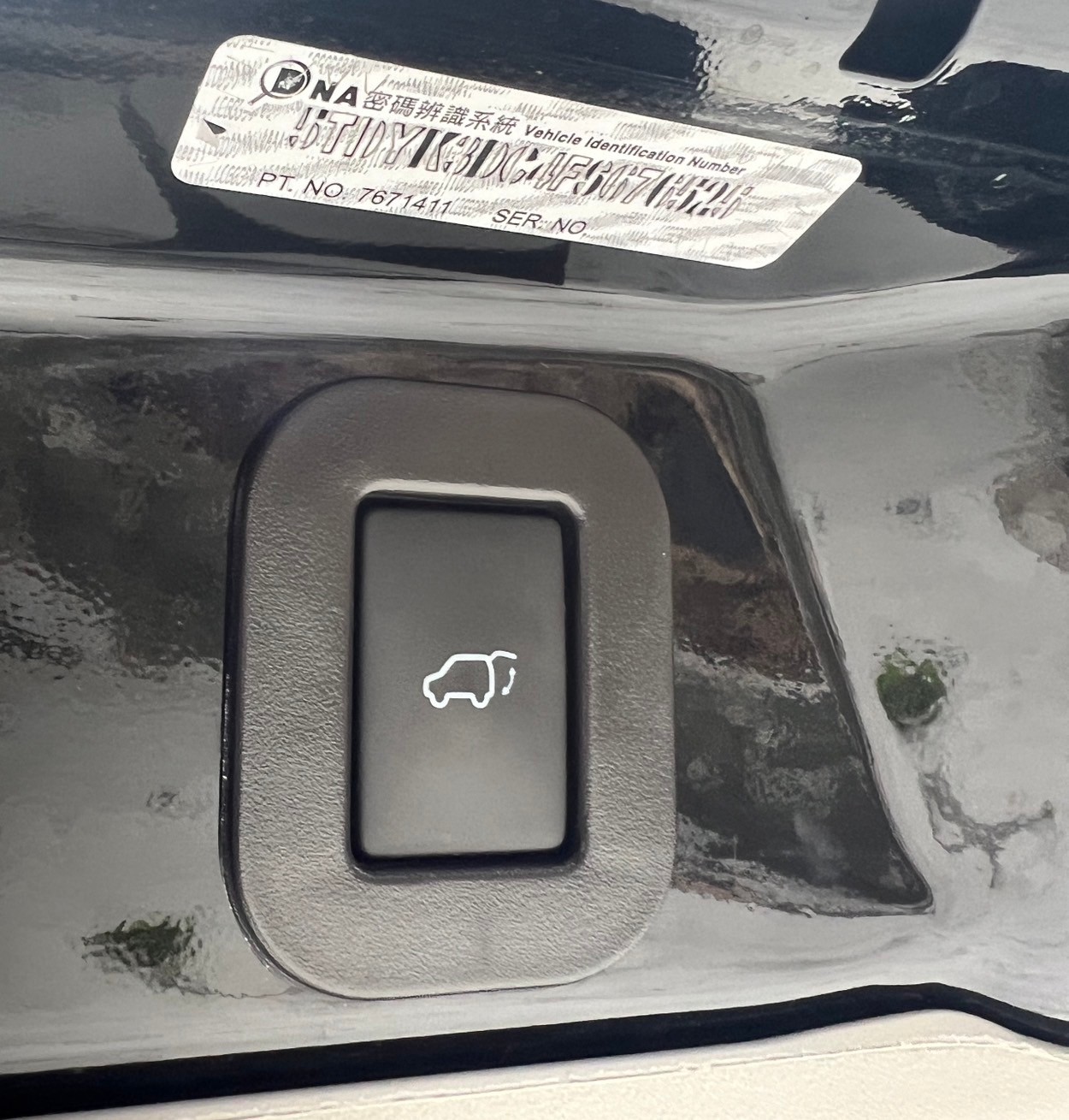 2016年式 TOYOTA Sienna XLE 8人座 空間大超舒適 #一手車 #僅跑6萬 #原鈑件 #車庫車 ☎服務專線:0９80-558-999 LINE ID:Used-Cars 黃文遠  第10張相片