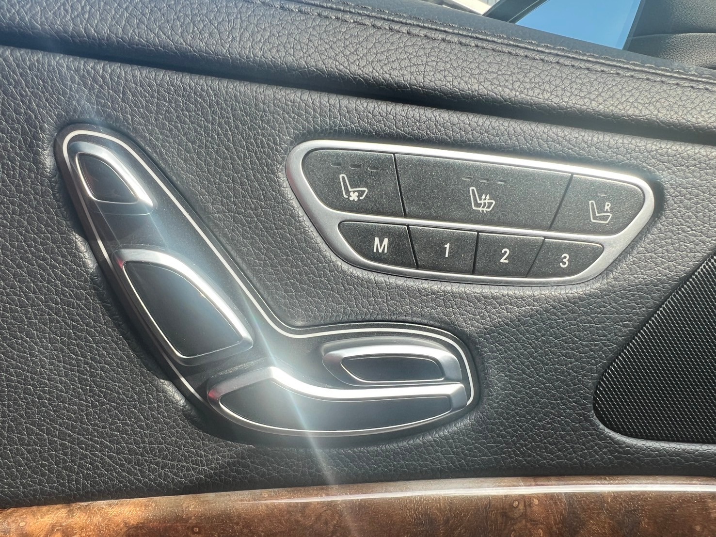 2014 M-Benz S-Class S400 L 3.0 雙渦輪 #一手車 #認證車 #汽油版 #老董座駕 ☎服務專線 : 0９80-558-999 LINE ID:Used-Cars 黃文遠  第7張相片