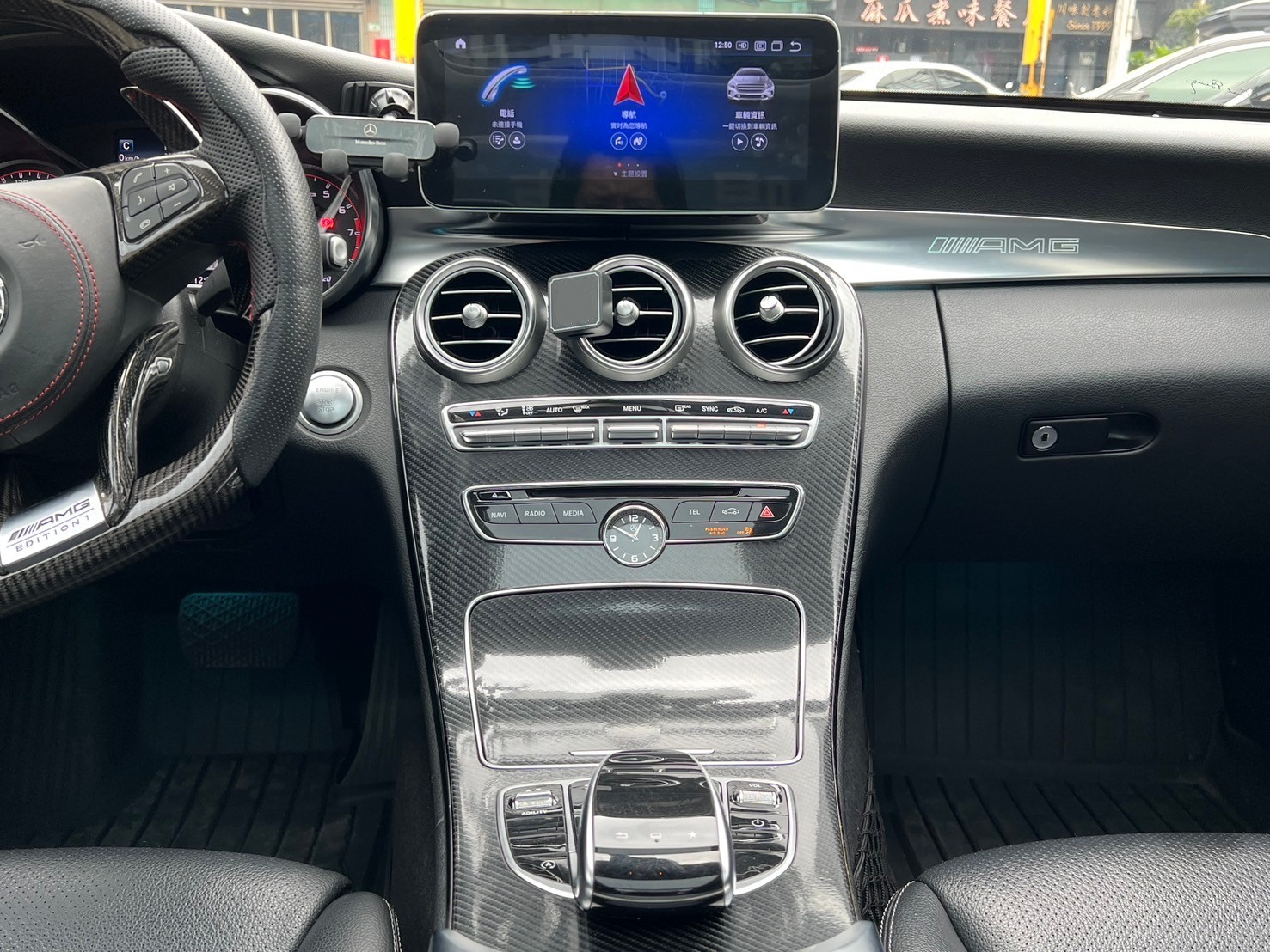 2015 M-Benz 賓士 W205 C300 AMG18吋輪框 空力套件 卡夢前後下巴 Eibach短彈簧 卡夢平把方向盤 ☎服務專線 : 0９80-558-999 LINE ID:Used-Cars 黃文遠  第5張相片