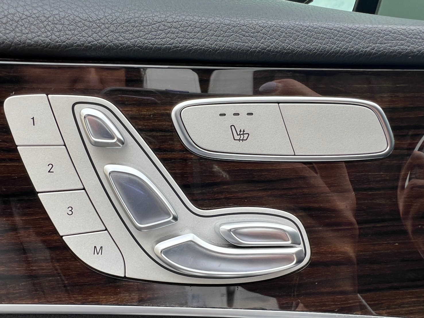 2015 M-Benz 賓士 W205 C300 AMG18吋輪框 空力套件 卡夢前後下巴 Eibach短彈簧 卡夢平把方向盤 ☎服務專線 : 0９80-558-999 LINE ID:Used-Cars 黃文遠  第8張相片