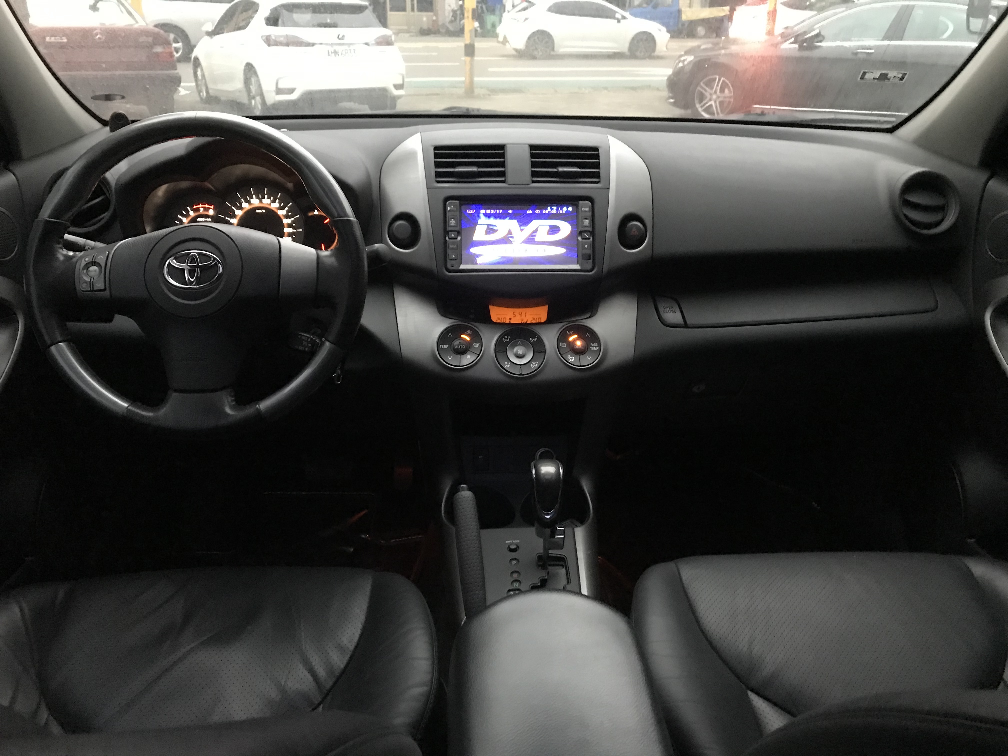 2010年式 TOYOTA 豐田 RAV4 2.4 G 頂級版 防滑控制 6*SRS 天窗 18吋輪框 前後雷達 ☎服務專線 : 0９80-558-999 LINE ID:Used-Cars 黃文遠  第5張相片