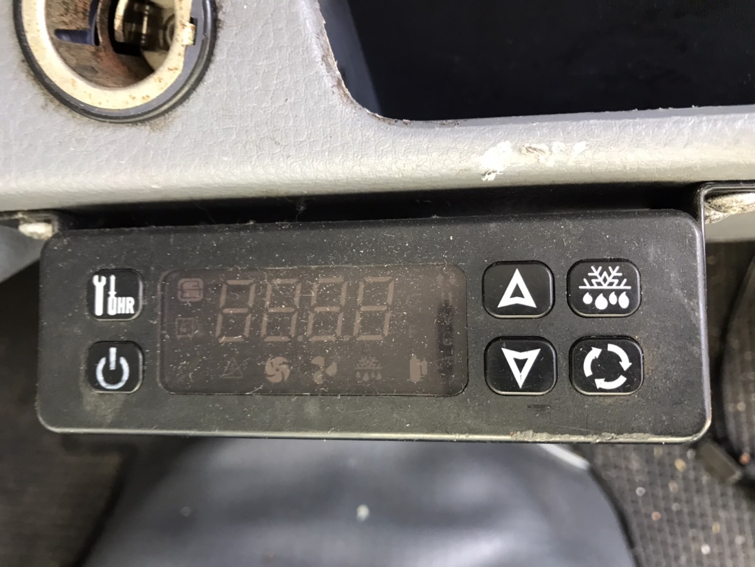 2016年式 Mitsubishi 三菱 Canter 堅達五期 3噸半 自手排 -25度冷凍車箱 全新輪胎/電瓶/皮椅 ☎服務專線 : 0９80-558-999 LINE ID:Used-Cars 黃文遠  第4張相片
