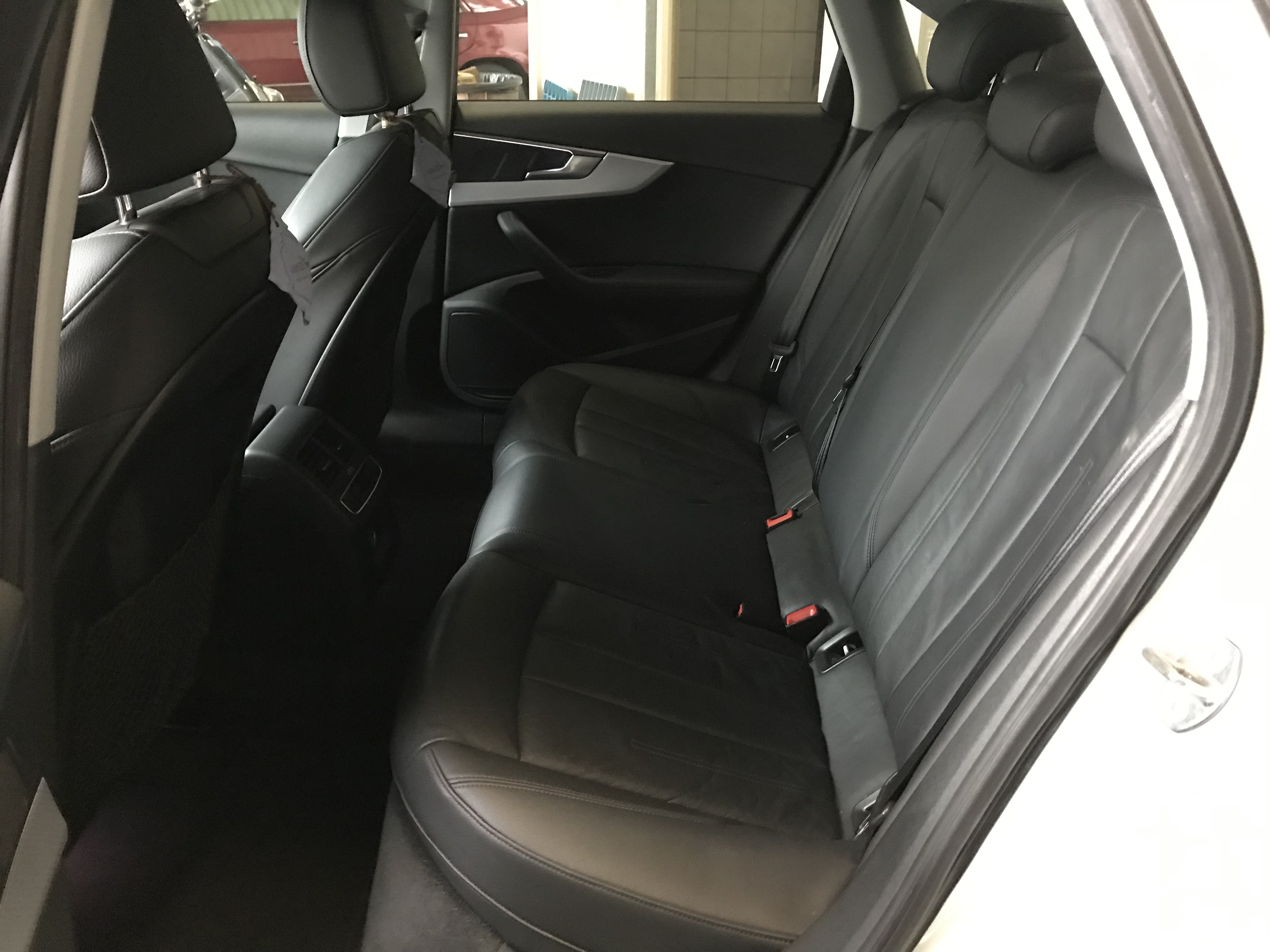 2016 Audi A4 Sedan(NEW) 40 TFSI 原鈑件 新款閃電頭燈 全數位虛擬座艙 馬力190hp 0-100km/h 7.3秒 ☎服務專線 : 0９80-558-999 Used-Cars 黃文遠  第3張相片