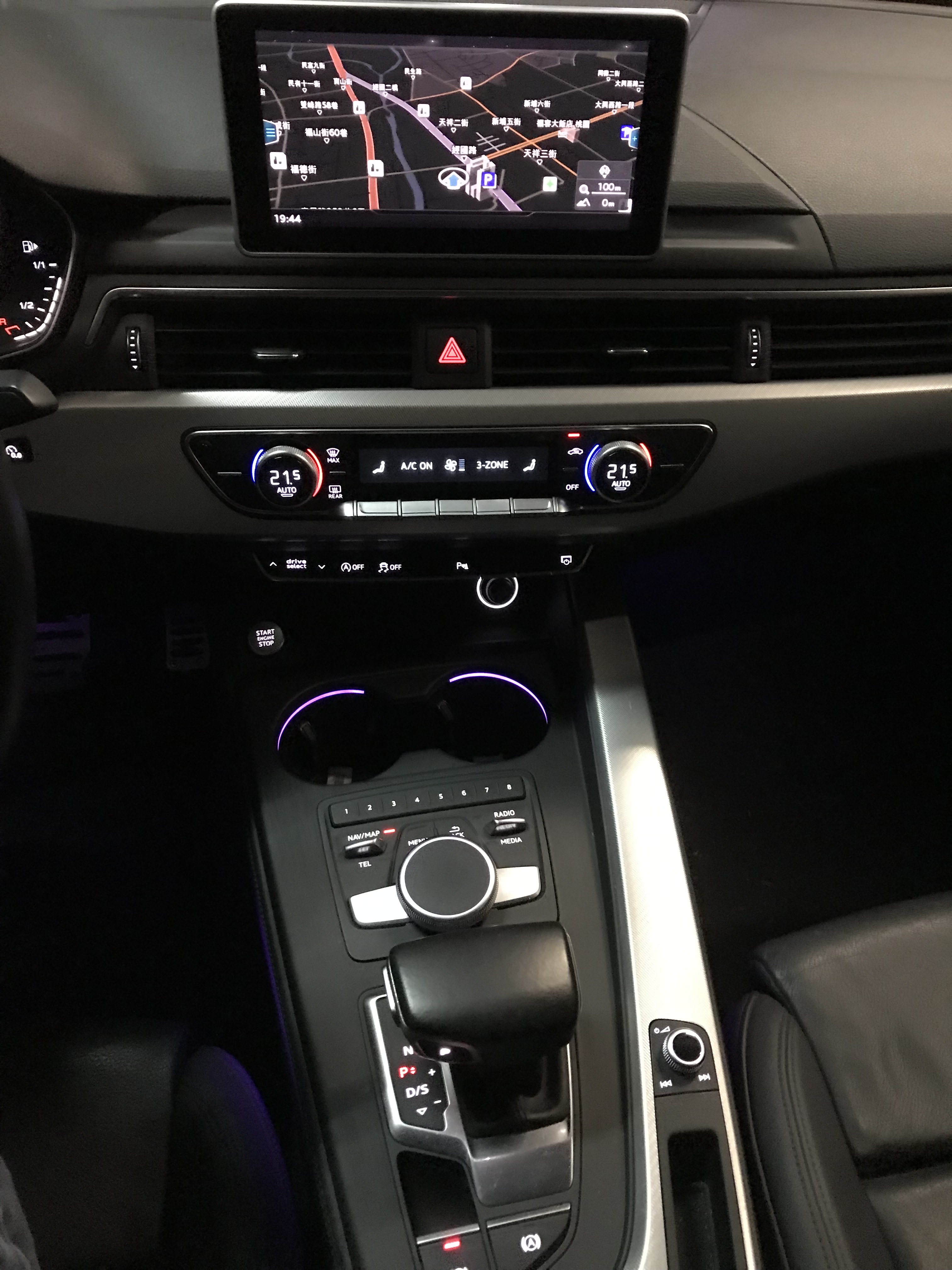 2016 Audi A4 Sedan(NEW) 40 TFSI 原鈑件 新款閃電頭燈 全數位虛擬座艙 馬力190hp 0-100km/h 7.3秒 ☎服務專線 : 0９80-558-999 Used-Cars 黃文遠  第5張相片