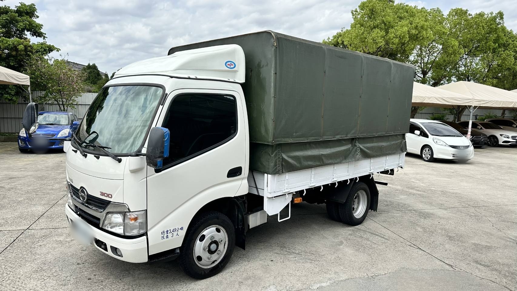 2018 HINO 日野 300 商用車 僅跑5萬 一手車 原鈑件 伸縮蓬(電動升降帆布) 倒車顯影 11呎半 載重五噸 ☎服務專線 : 0９80-558-999 LINE ID:Used-Cars 黃文遠  第1張相片