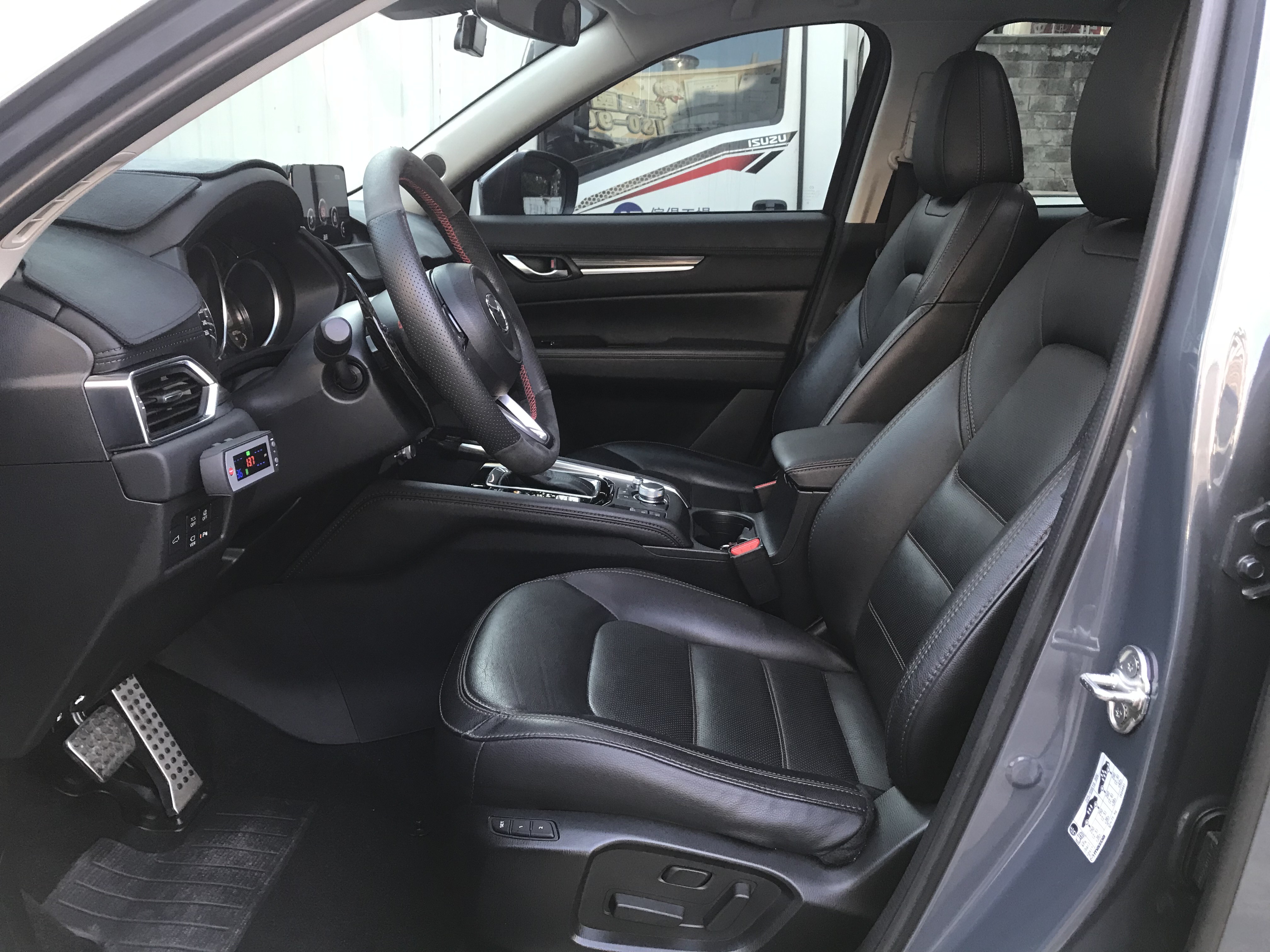 2020 Mazda CX-5 2.0 極境灰 旗艦獻定版 運動型方向盤 AutoExe尾翼 中網飾條黑化 金屬踏板 引擎蓋油壓頂桿 幾乎全新輪胎 ☎ : 0９80-558-999 LINE ID:Used-Cars 黃文遠  第3張相片