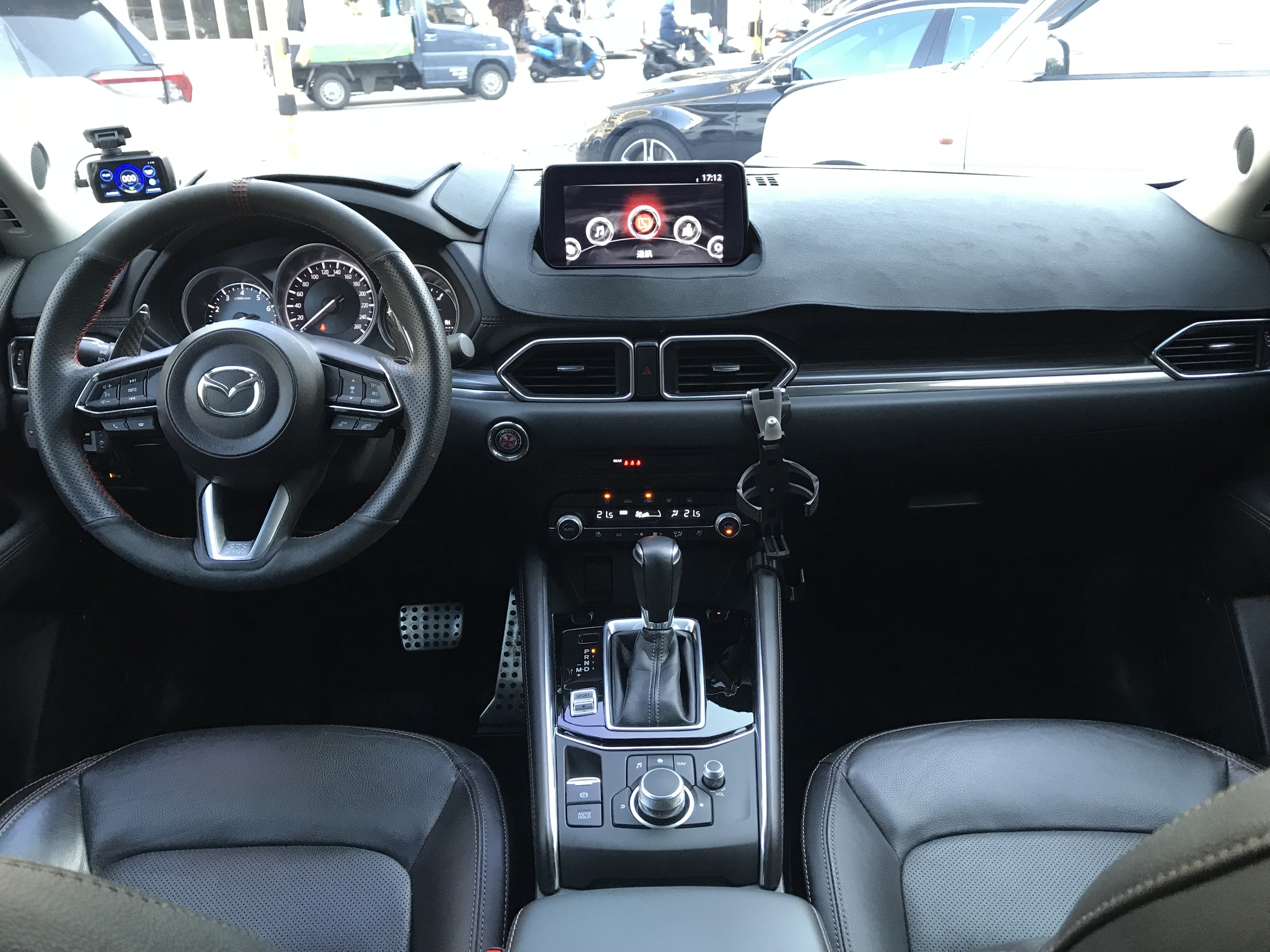 2020 Mazda CX-5 2.0 極境灰 旗艦獻定版 運動型方向盤 AutoExe尾翼 中網飾條黑化 金屬踏板 引擎蓋油壓頂桿 幾乎全新輪胎 ☎ : 0９80-558-999 LINE ID:Used-Cars 黃文遠  第5張相片