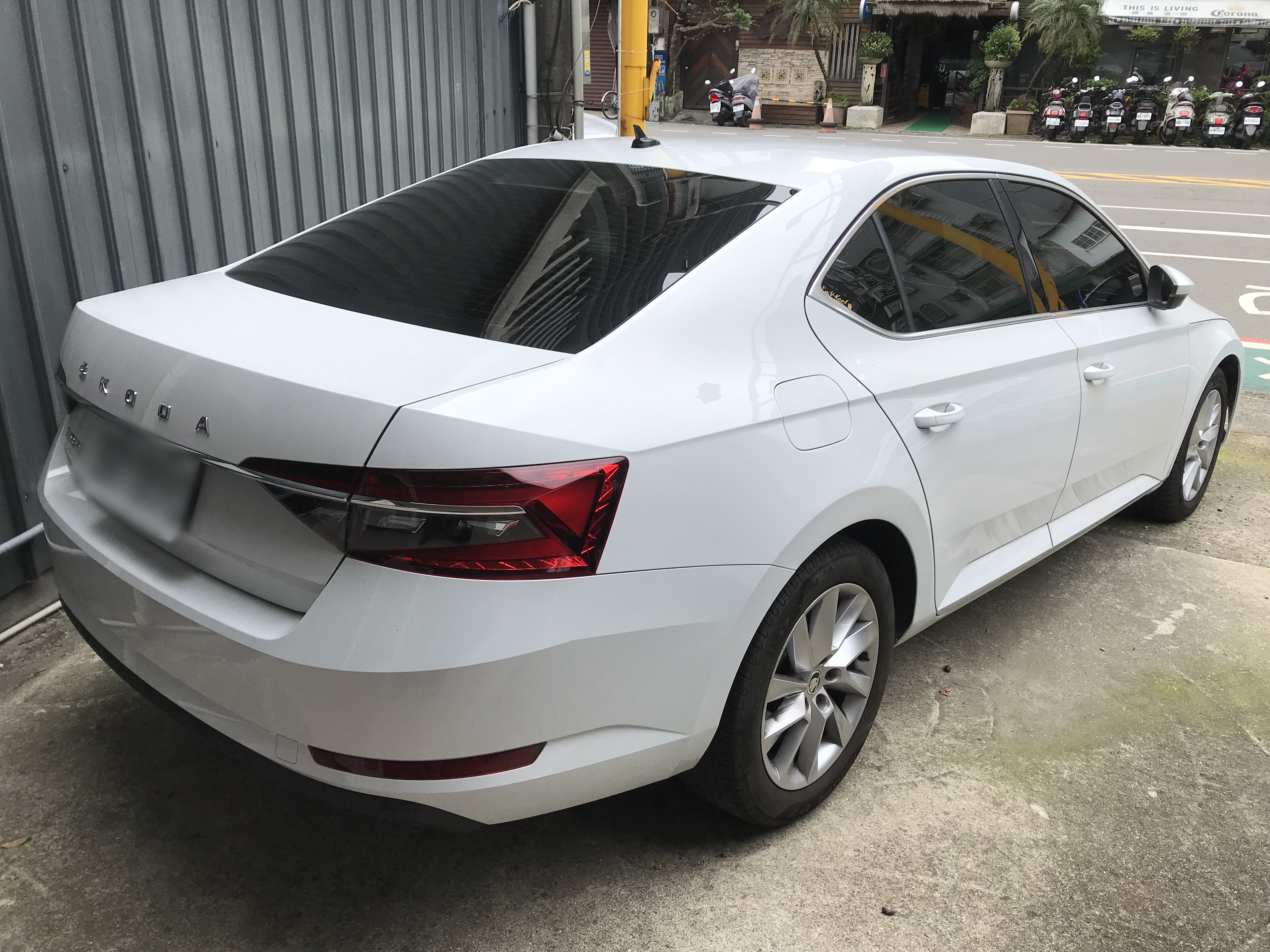 2022 Skoda Superb Sedan 1.5 TSI 小改款 僅跑3萬 一手車 液晶儀錶板 腳踢電尾門 ☎服務專線 : 0９80-558-999 LINE ID:Used-Cars 黃文遠  第2張相片