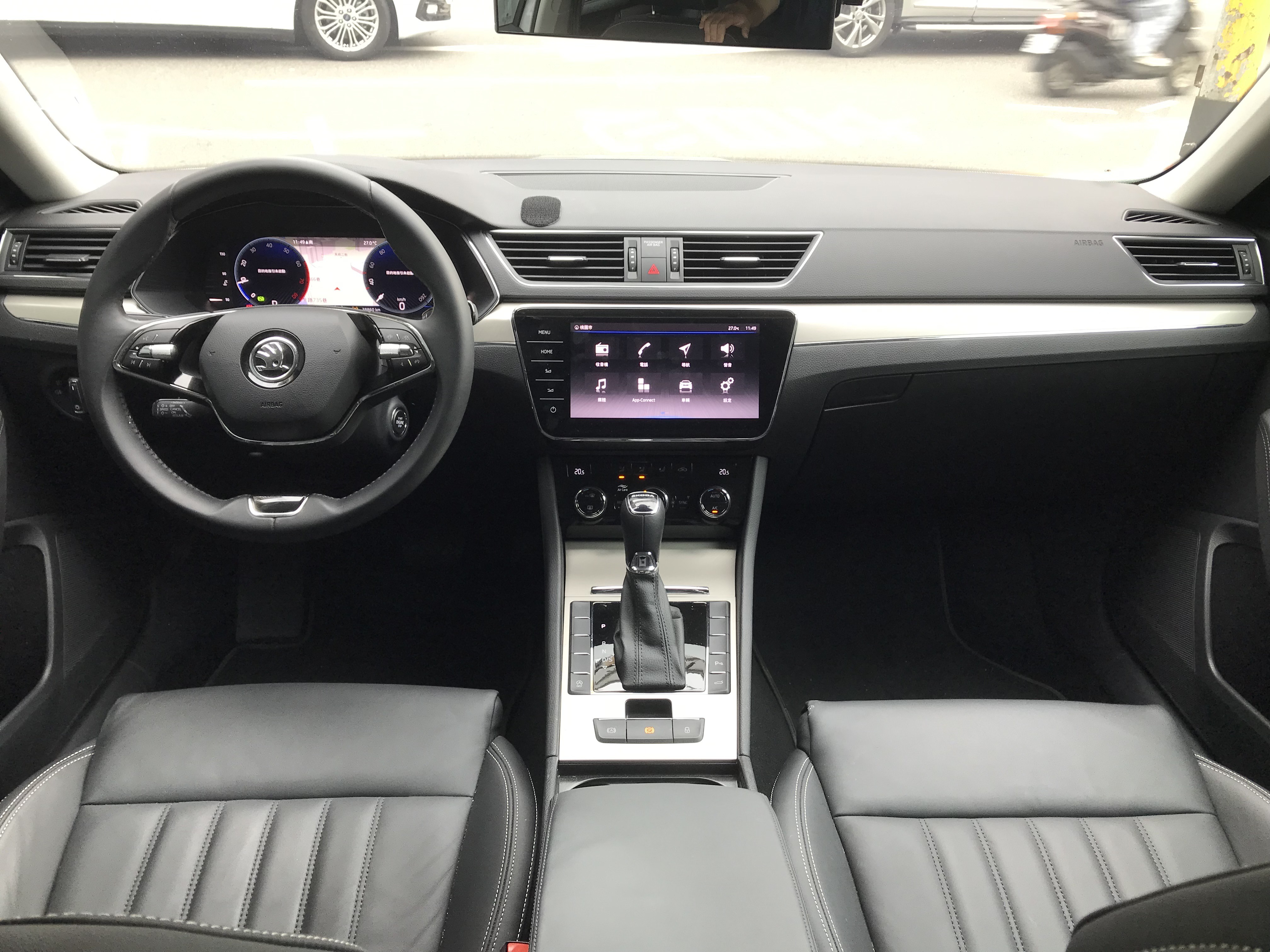 2022 Skoda Superb Sedan 1.5 TSI 小改款 僅跑3萬 一手車 液晶儀錶板 腳踢電尾門 ☎服務專線 : 0９80-558-999 LINE ID:Used-Cars 黃文遠  第5張相片