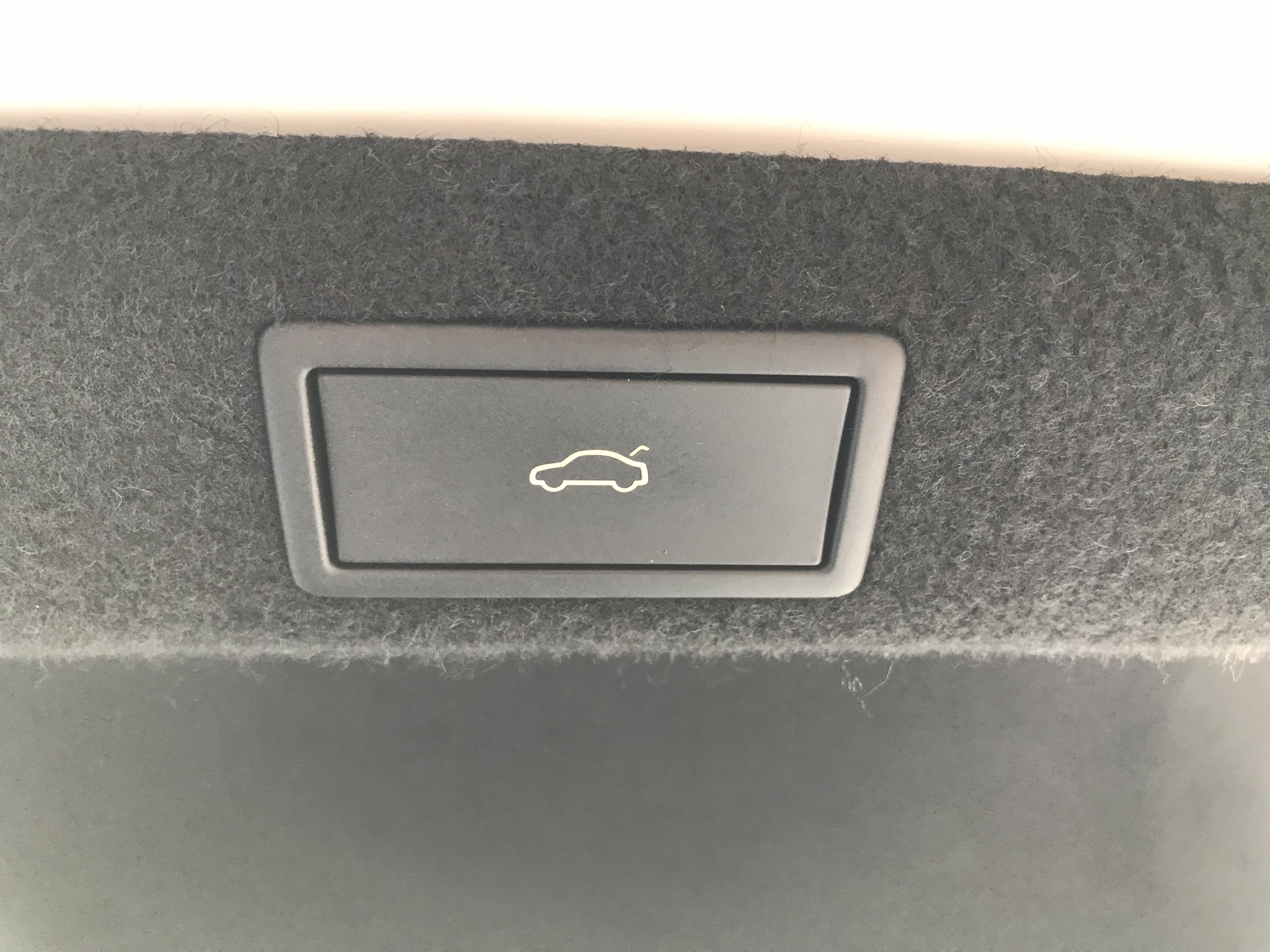 2022 Skoda Superb Sedan 1.5 TSI 小改款 僅跑3萬 一手車 液晶儀錶板 腳踢電尾門 ☎服務專線 : 0９80-558-999 LINE ID:Used-Cars 黃文遠  第9張相片