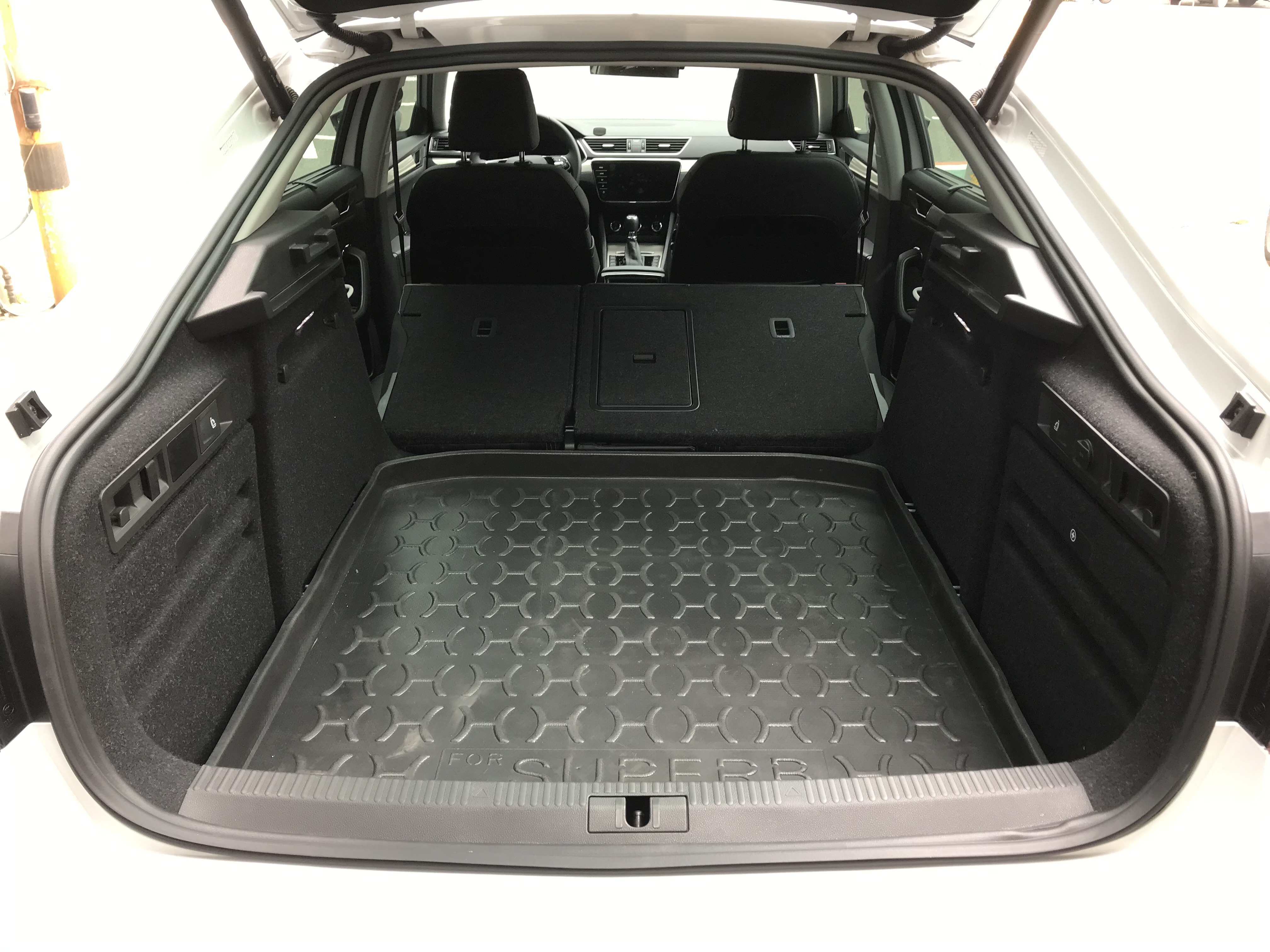 2022 Skoda Superb Sedan 1.5 TSI 小改款 僅跑3萬 一手車 液晶儀錶板 腳踢電尾門 ☎服務專線 : 0９80-558-999 LINE ID:Used-Cars 黃文遠  第10張相片