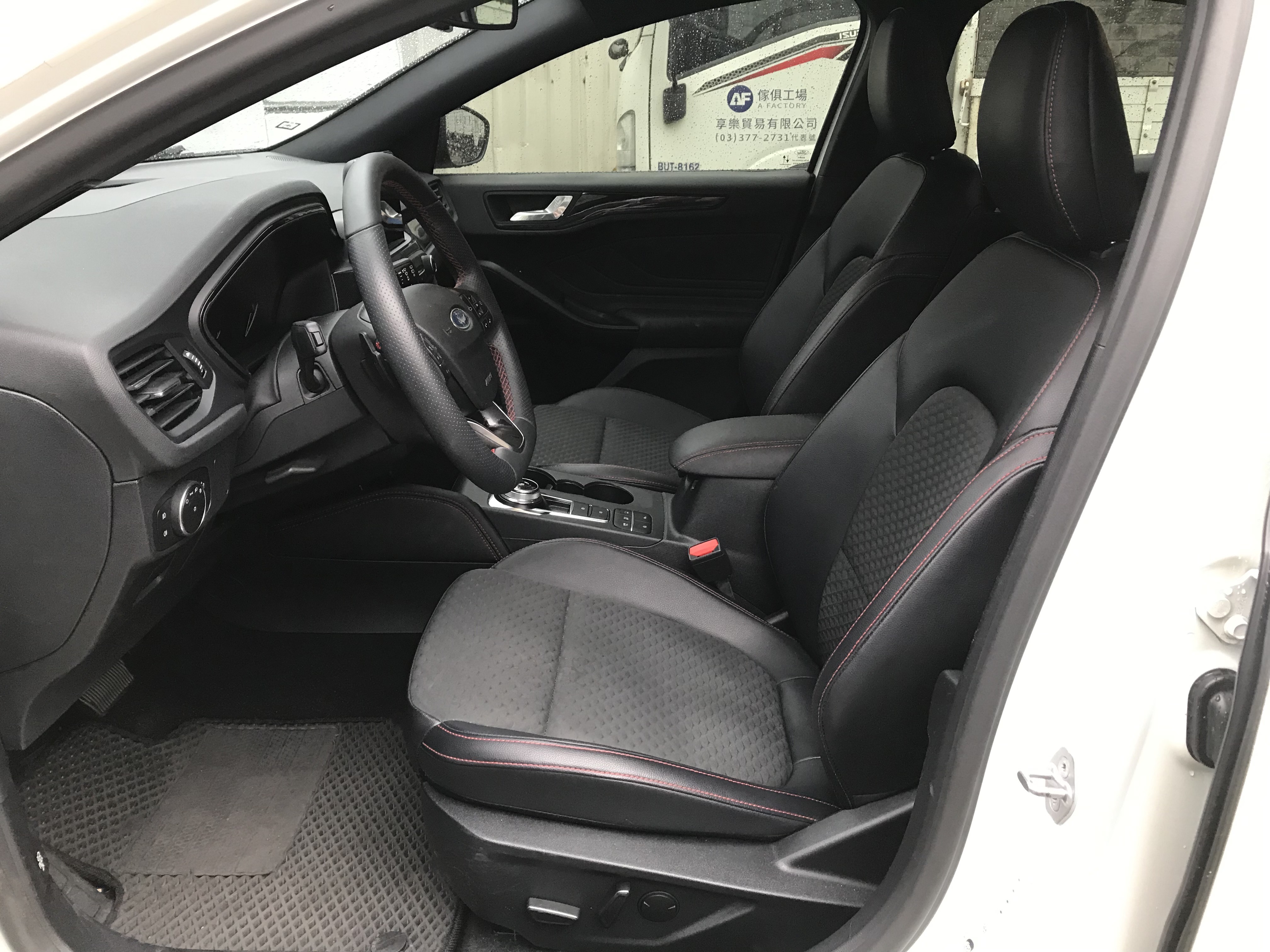 2021 Ford Focus 5D ST-Line Lommel 賽道特化版 #一手女用車 #原鈑件 #原廠保養 ☎服務專線 : 0９80-558-999 LINE ID:Used-Cars 黃文遠  第3張相片