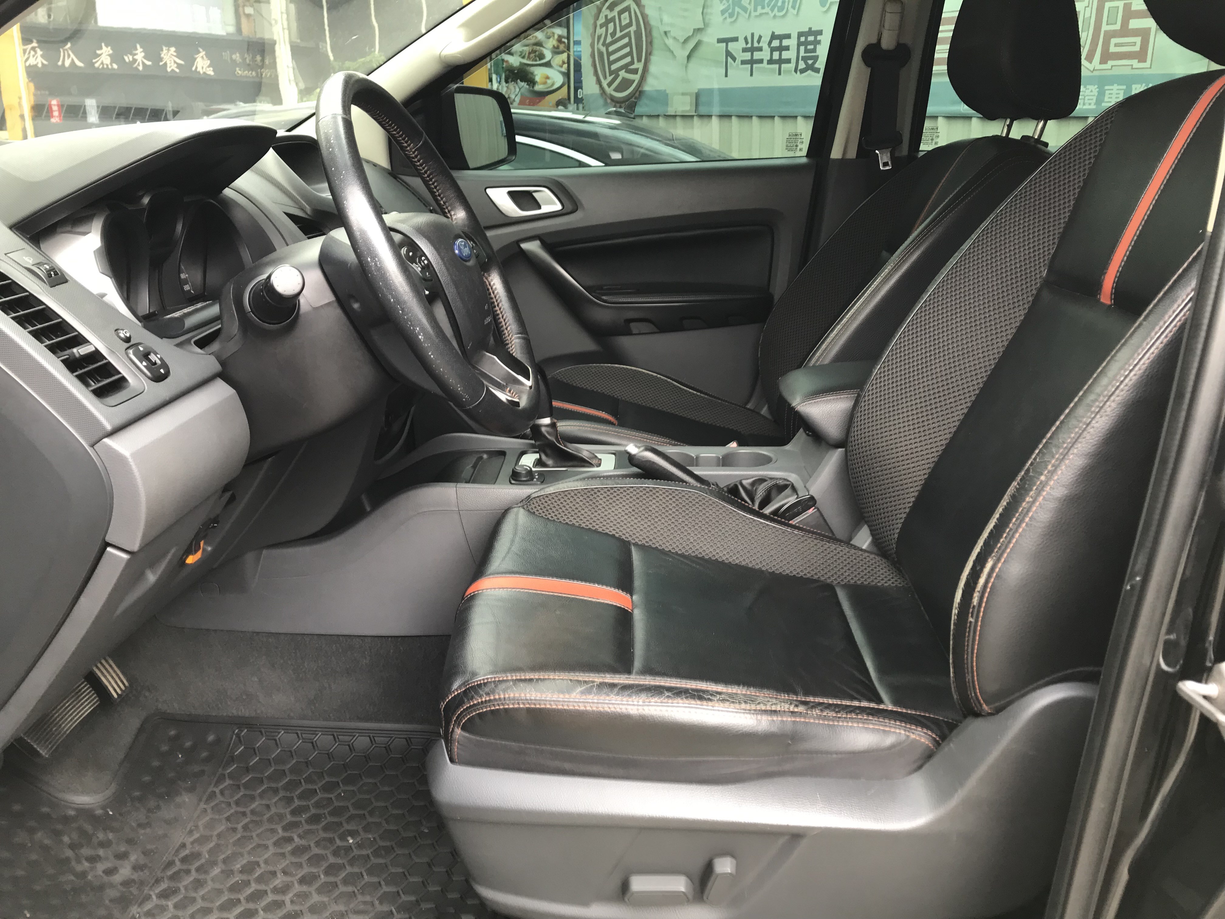 2014 Ford 福特 Ranger 浪九 Wildtrak 運動旗艦型 #3.2柴油 #貨車牌 #ARB舉升2吋半  #寬體輪弧 #AT胎 #後蓋 ☎服務專線 : 0９80-558-999 LINE ID:Used-Cars 黃文遠  第3張相片