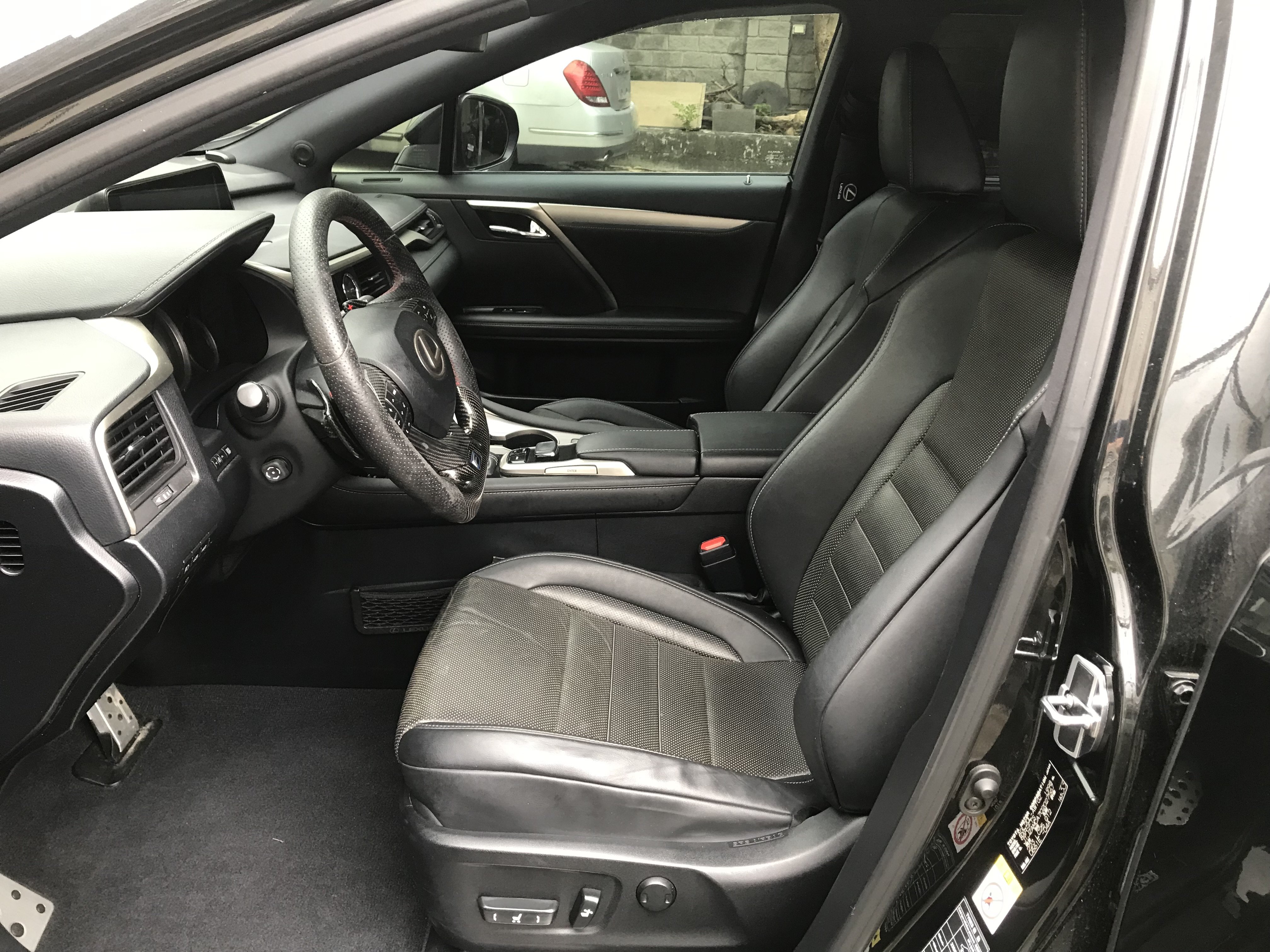 2017 Lexus RX 200t F Sport 運動跑旅 HUD抬頭顯示器 換檔撥片 全景天窗 360度環景 ☎服務專線 : 0９80-558-999 LINE ID:Used-Cars 黃文遠  第3張相片