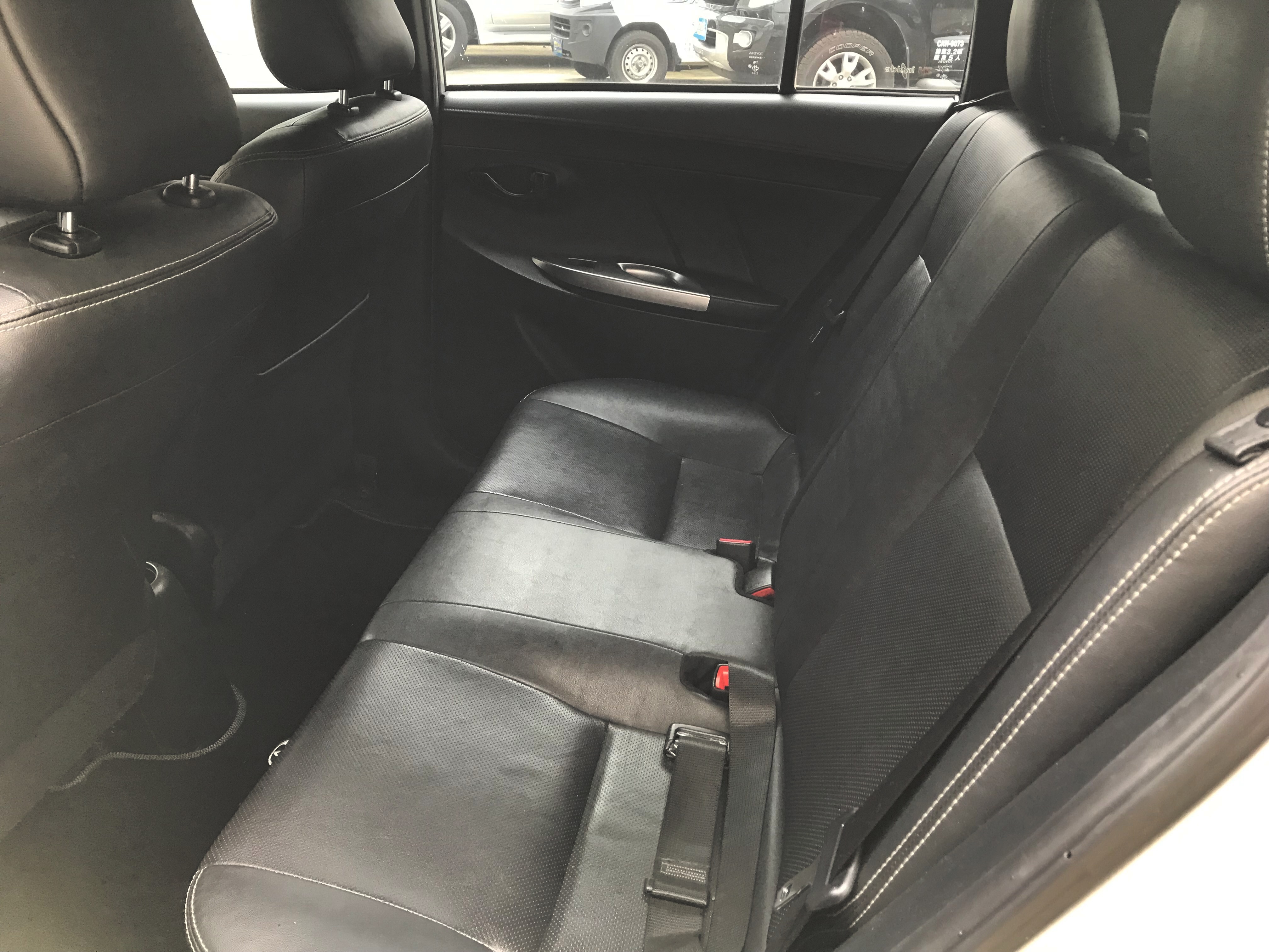 2015 Toyota Yaris 1.5 五門掀背 國民神車 #一手車 #原鈑件 #原廠保養 #省油省稅 ☎服務專線 : 0９80-558-999 LINE ID:Used-Cars 黃文遠  第9張相片