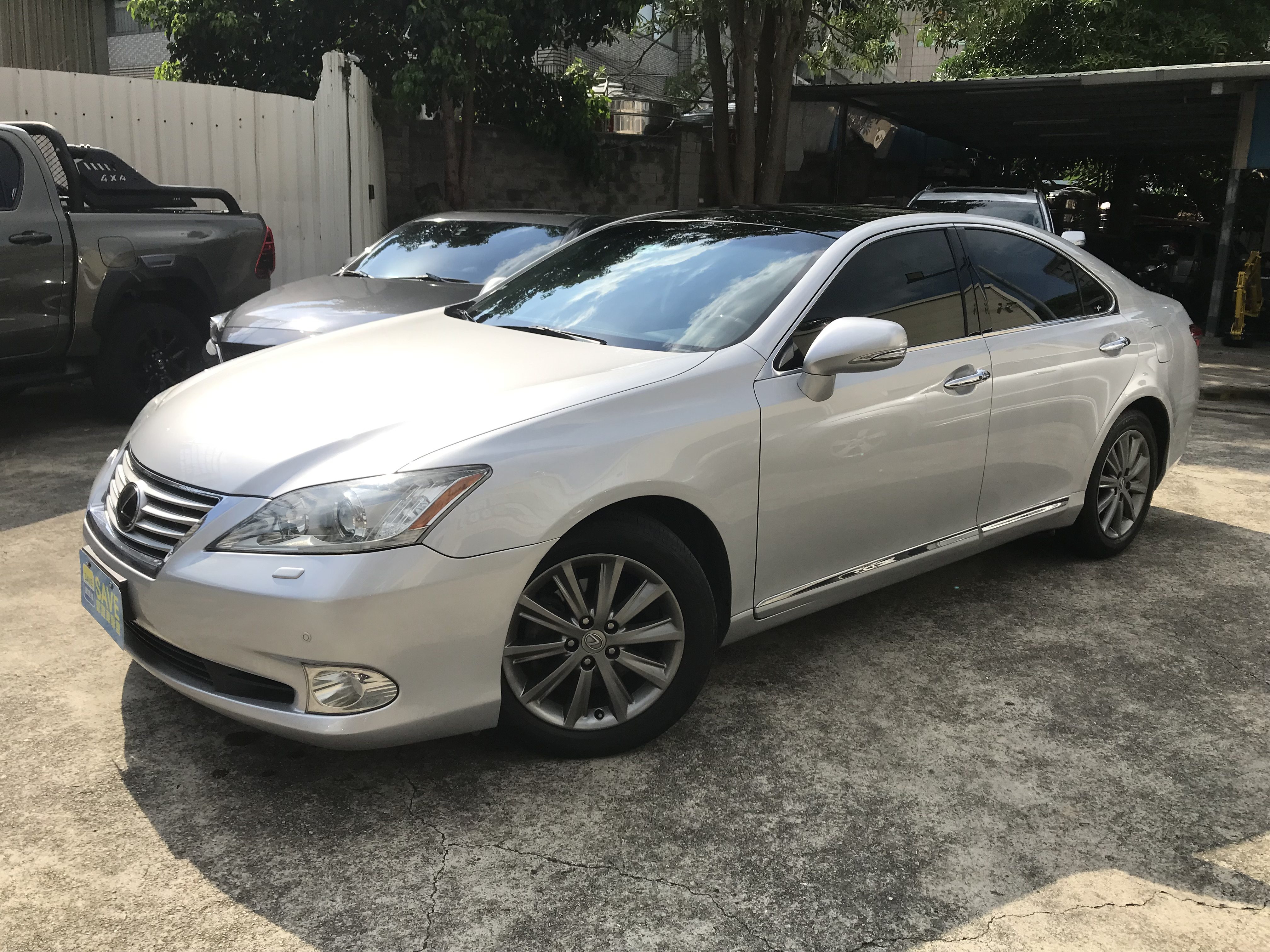 2010 LEXUS ES350 3.5 銀色 頂級 馬力277匹 原鈑件 ACC 全景天窗 僅跑13萬 4條輪胎8成新 ☎服務專線 : 0９80-558-999 LINE ID:Used-Cars 黃文遠  第1張相片
