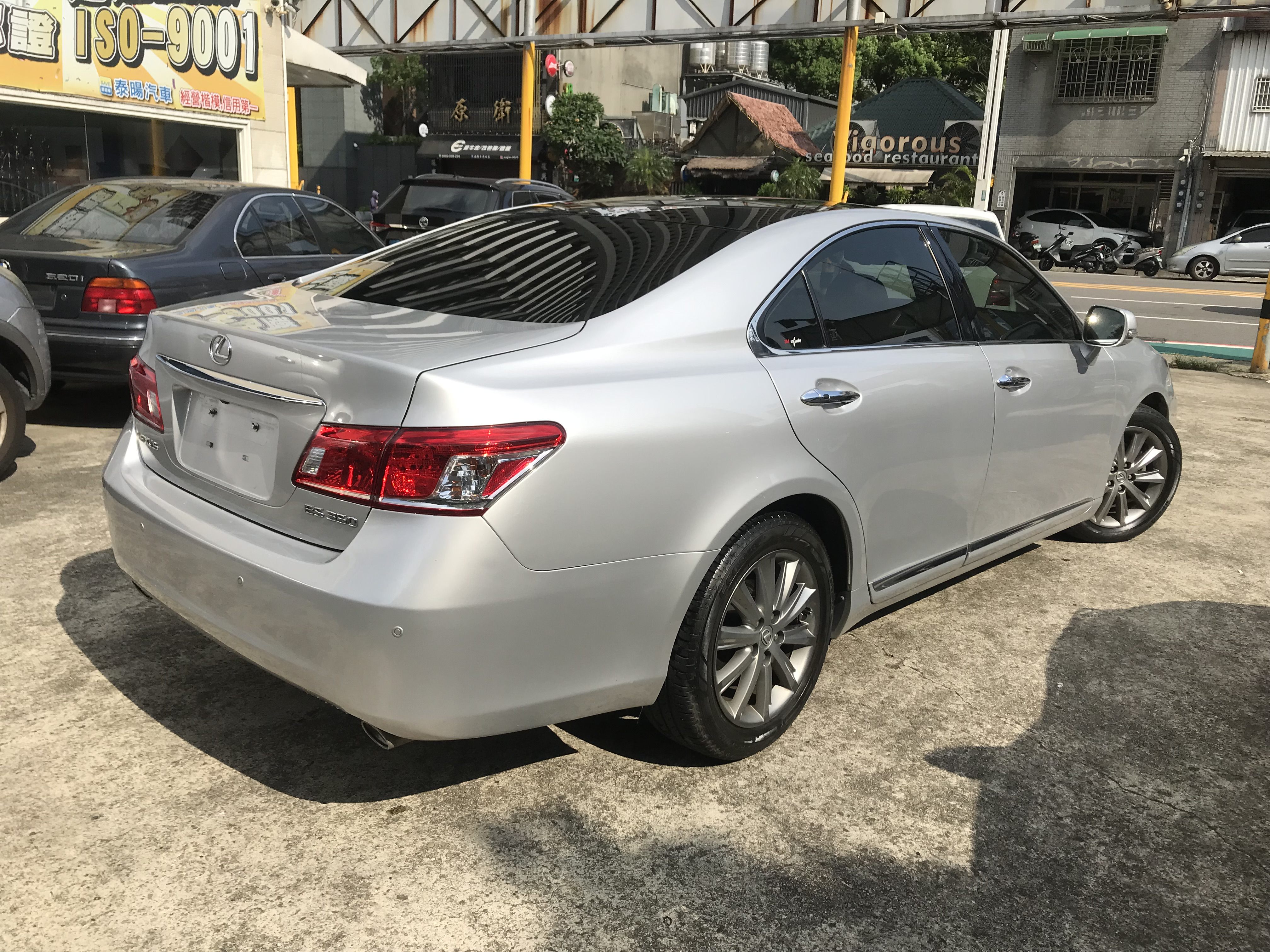 2010 LEXUS ES350 3.5 銀色 頂級 馬力277匹 原鈑件 ACC 全景天窗 僅跑13萬 4條輪胎8成新 ☎服務專線 : 0９80-558-999 LINE ID:Used-Cars 黃文遠  第2張相片