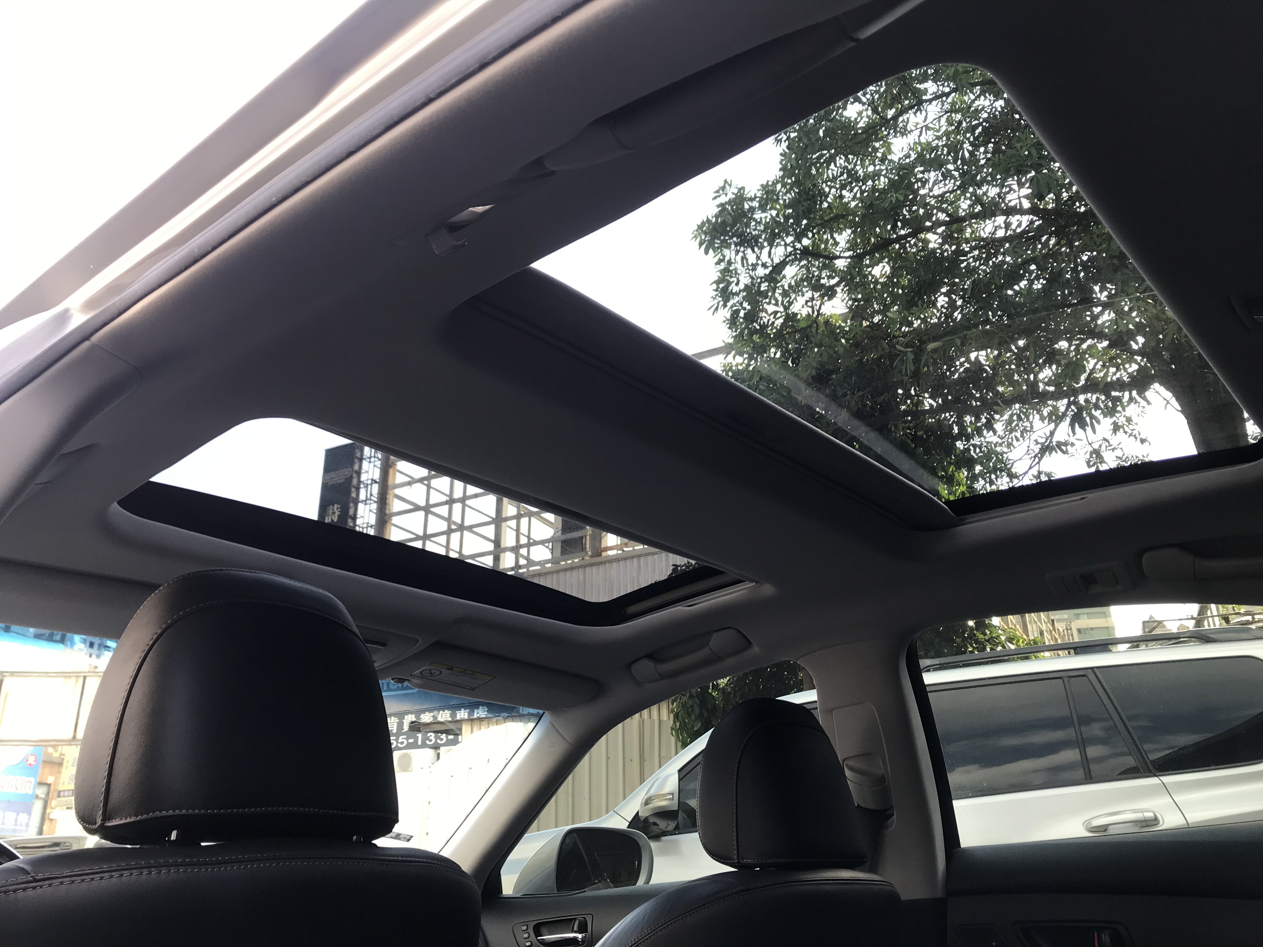 2010 LEXUS ES350 3.5 銀色 頂級 馬力277匹 原鈑件 ACC 全景天窗 僅跑13萬 4條輪胎8成新 ☎服務專線 : 0９80-558-999 LINE ID:Used-Cars 黃文遠  第4張相片