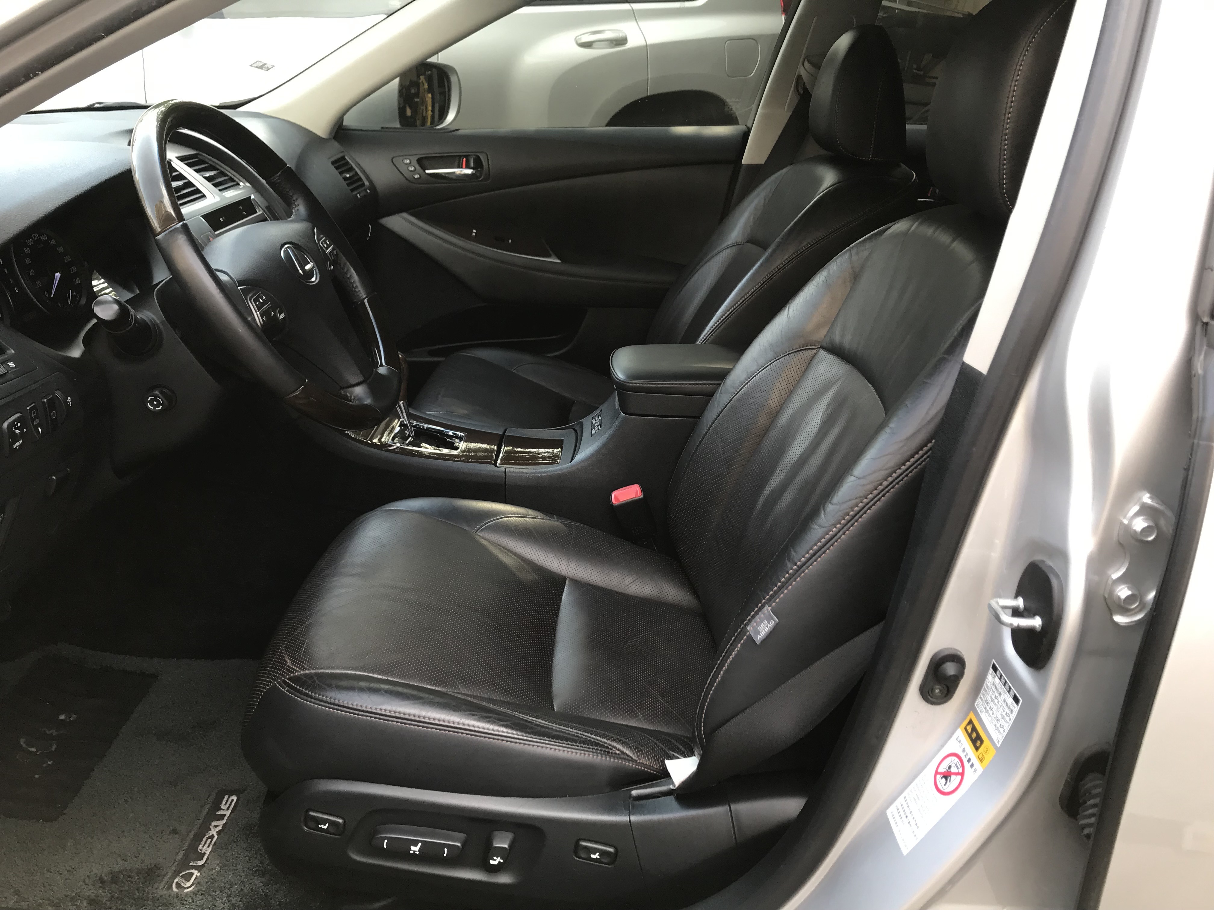 2010 LEXUS ES350 3.5 銀色 頂級 馬力277匹 原鈑件 ACC 全景天窗 僅跑13萬 4條輪胎8成新 ☎服務專線 : 0９80-558-999 LINE ID:Used-Cars 黃文遠  第6張相片