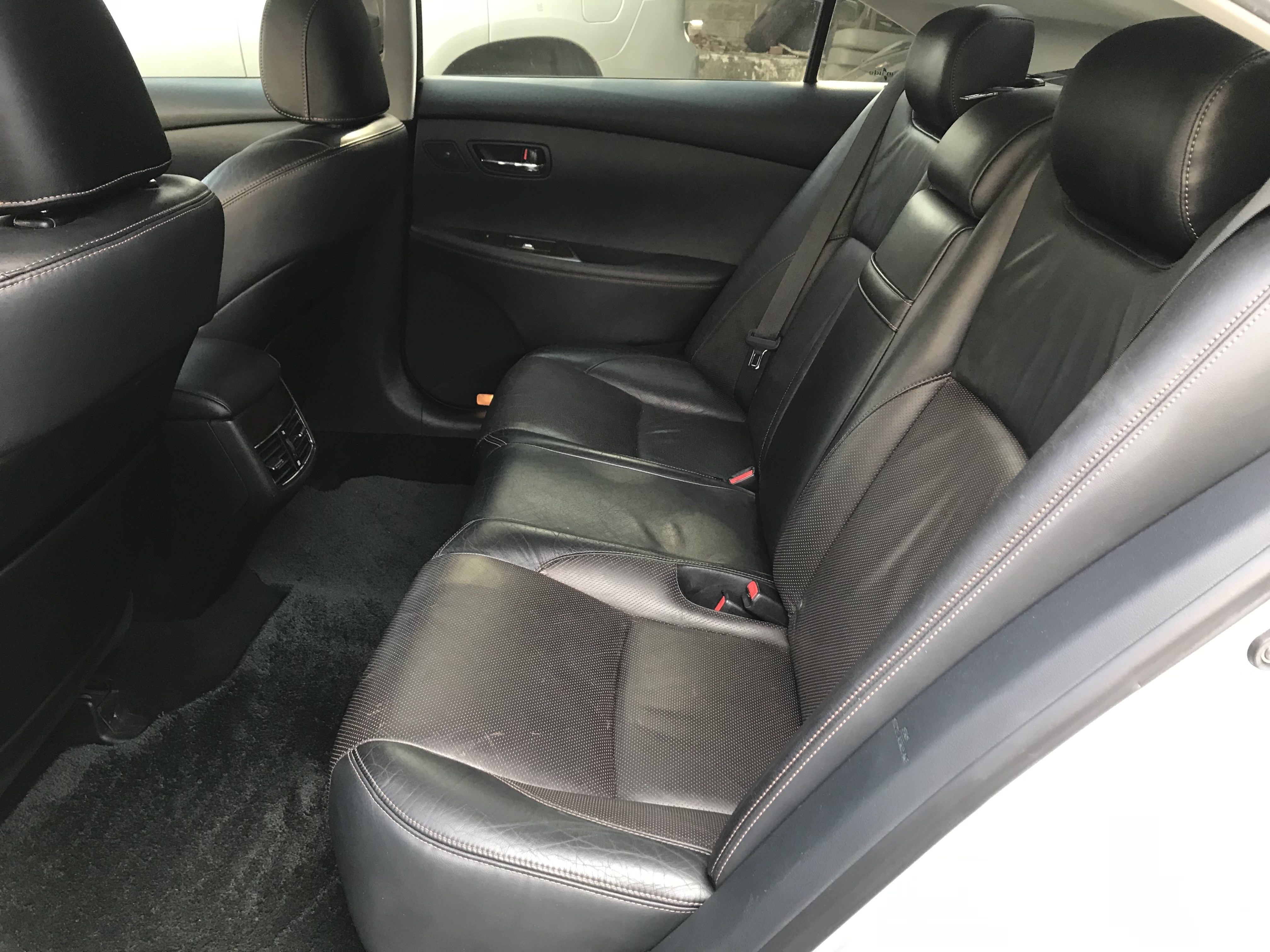 2010 LEXUS ES350 3.5 銀色 頂級 馬力277匹 原鈑件 ACC 全景天窗 僅跑13萬 4條輪胎8成新 ☎服務專線 : 0９80-558-999 LINE ID:Used-Cars 黃文遠  第7張相片
