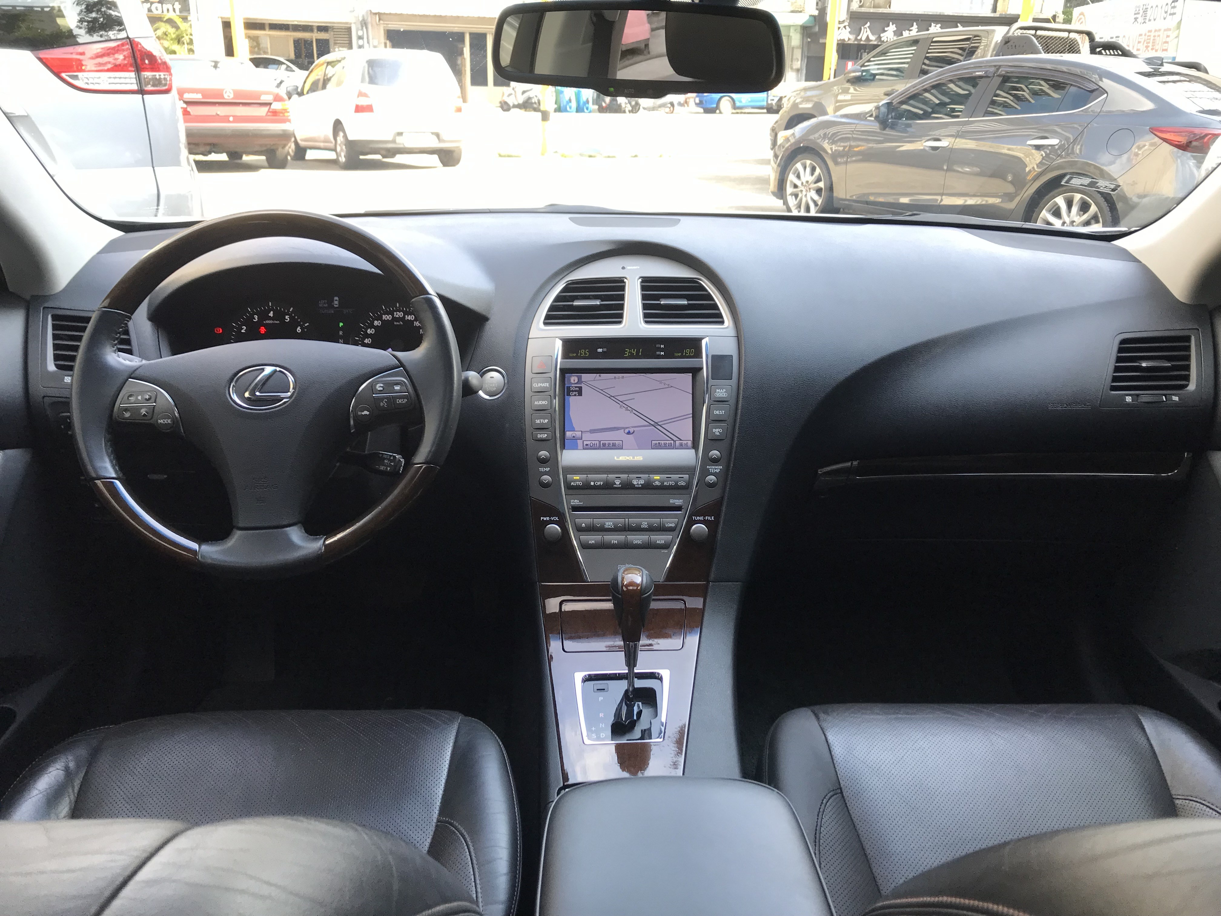 2010 LEXUS ES350 3.5 銀色 頂級 馬力277匹 原鈑件 ACC 全景天窗 僅跑13萬 4條輪胎8成新 ☎服務專線 : 0９80-558-999 LINE ID:Used-Cars 黃文遠  第8張相片