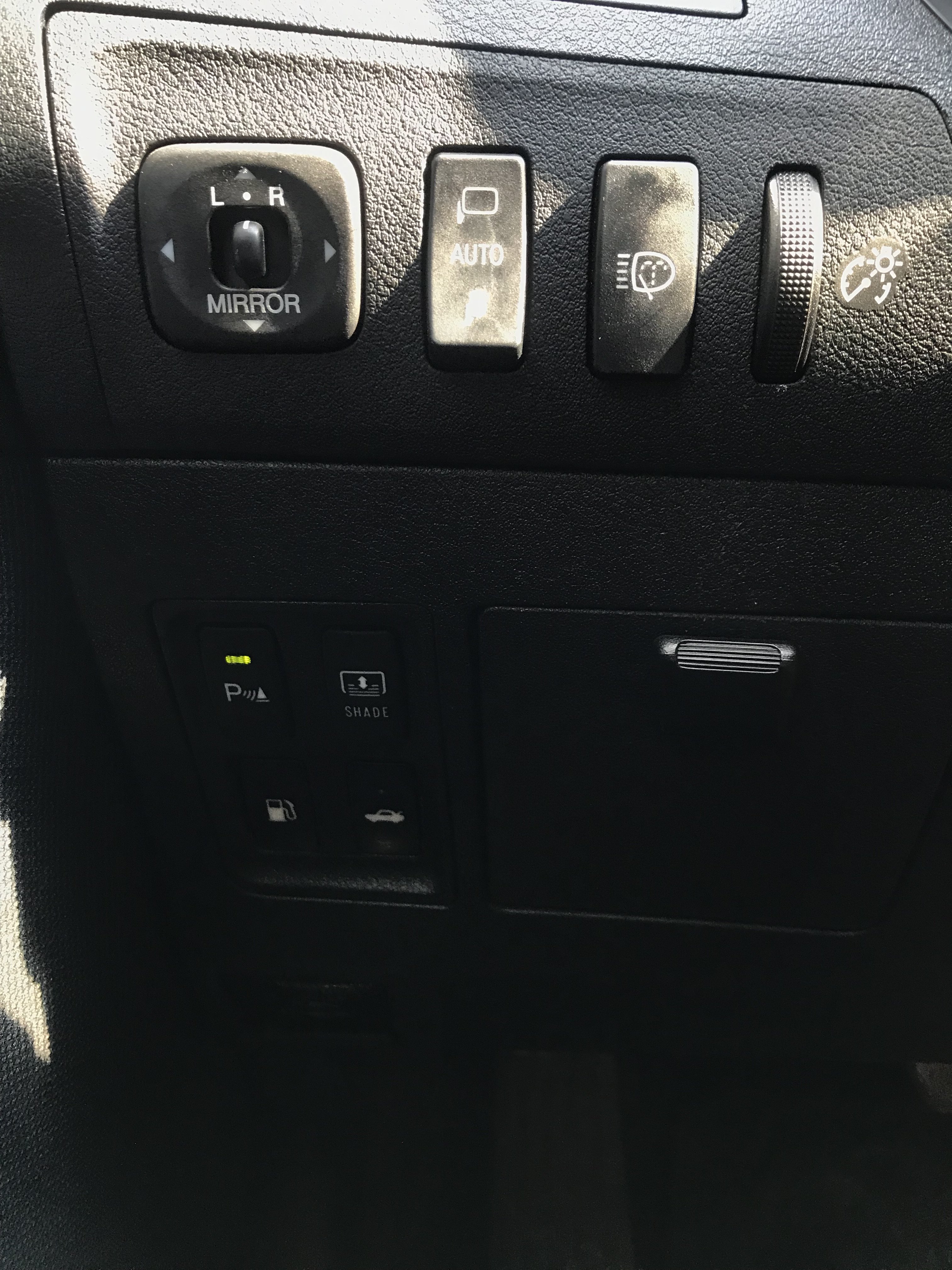 2010 LEXUS ES350 3.5 銀色 頂級 馬力277匹 原鈑件 ACC 全景天窗 僅跑13萬 4條輪胎8成新 ☎服務專線 : 0９80-558-999 LINE ID:Used-Cars 黃文遠  第9張相片