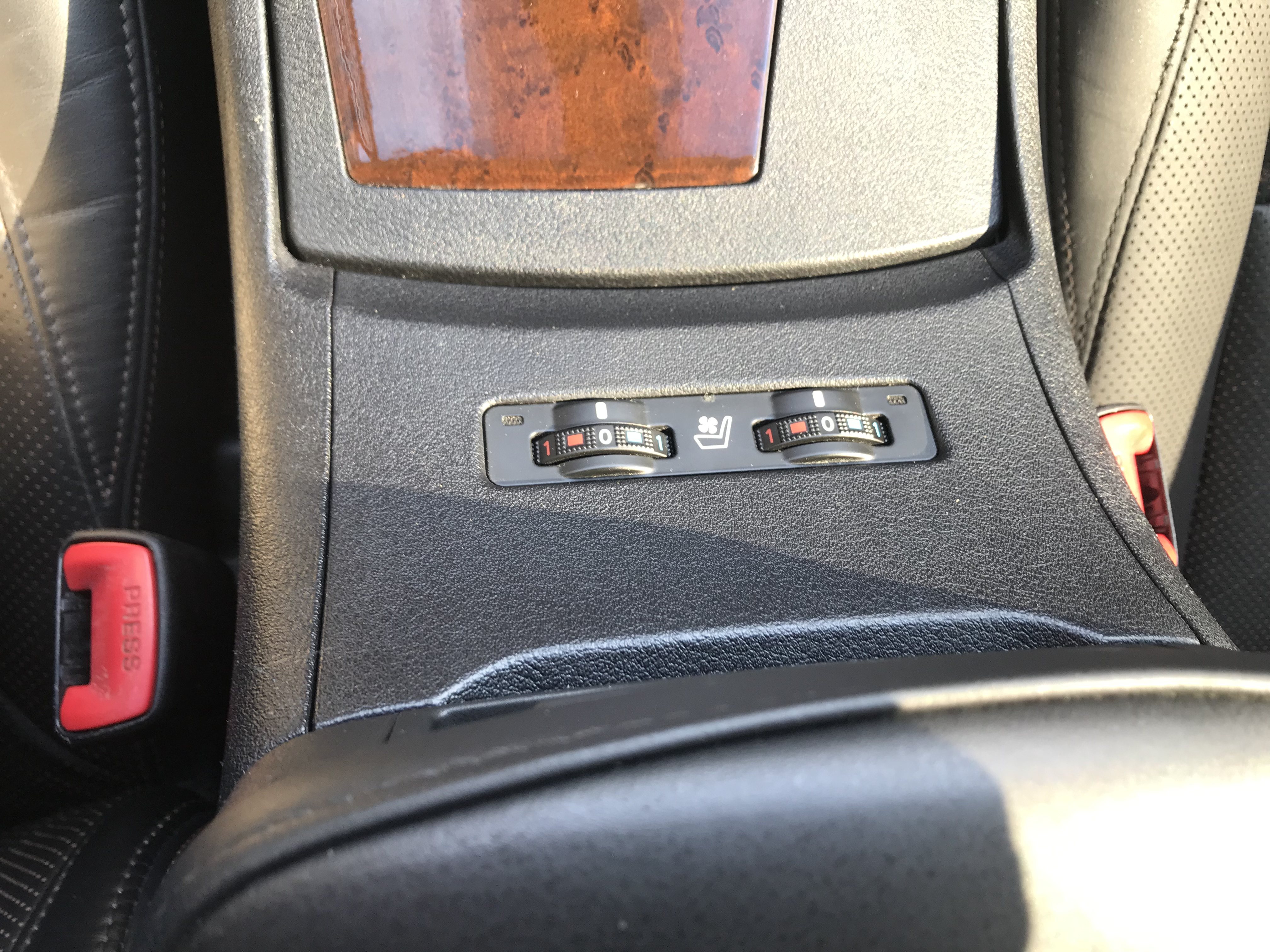 2010 LEXUS ES350 3.5 銀色 頂級 馬力277匹 原鈑件 ACC 全景天窗 僅跑13萬 4條輪胎8成新 ☎服務專線 : 0９80-558-999 LINE ID:Used-Cars 黃文遠  第10張相片