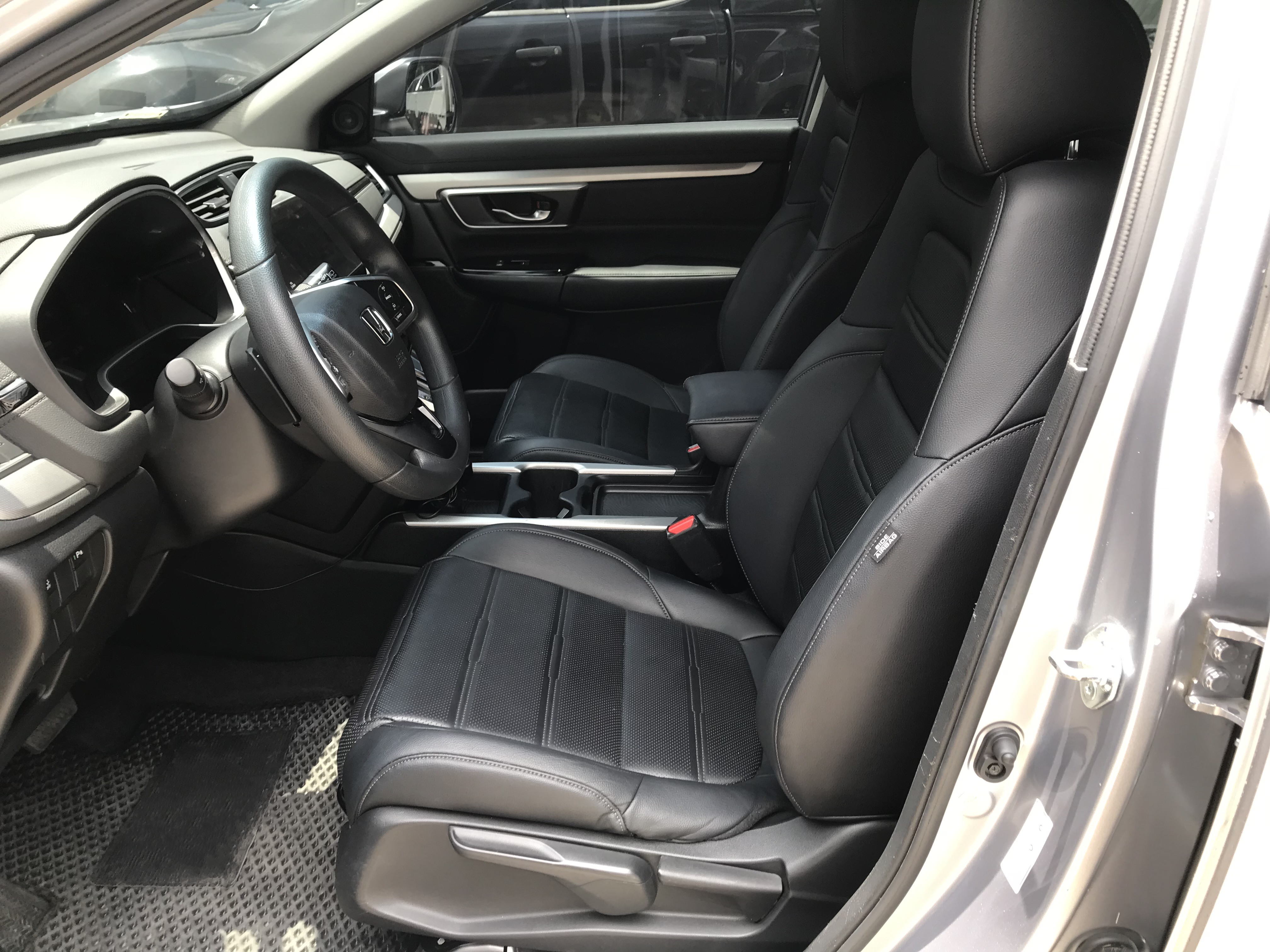 <家人的移動城堡，愛家好爸爸首選> 2017 Honda 本田 CR-V 五代 1.5 VTi-S 一手車 認證車 輪胎9成新 ☎服務專線 : 0９80-558-999 LINE ID:Used-Cars 黃文遠  第3張相片