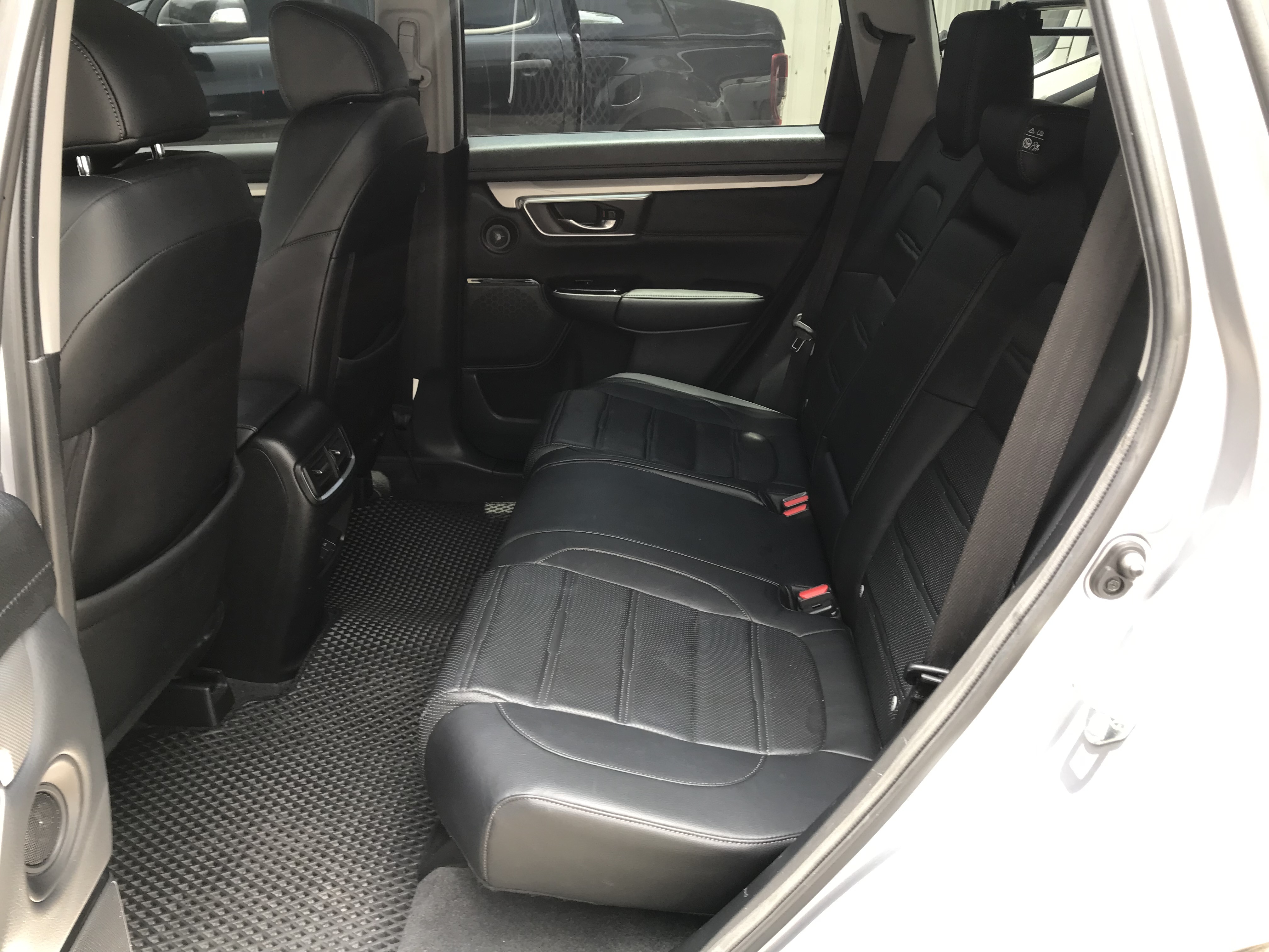 <家人的移動城堡，愛家好爸爸首選> 2017 Honda 本田 CR-V 五代 1.5 VTi-S 一手車 認證車 輪胎9成新 ☎服務專線 : 0９80-558-999 LINE ID:Used-Cars 黃文遠  第4張相片